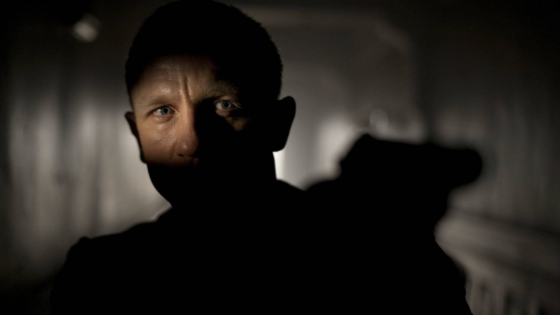 Daniel Craig, movie scene, dimly lit corridor, Full HD Desktop Wallpaper