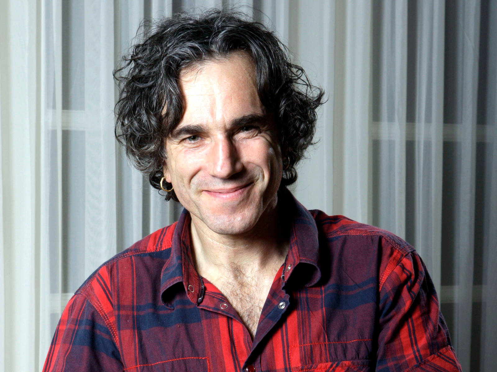 Daniel Day-Lewis, red and blue plaid shirt, sheer curtains, HD Desktop Wallpaper