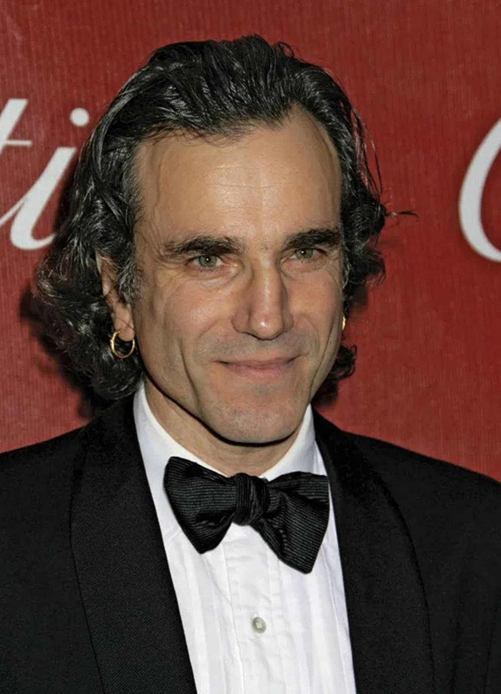Daniel Day-Lewis, dark wavy hair, gold hoop earrings, HD Phone Wallpaper
