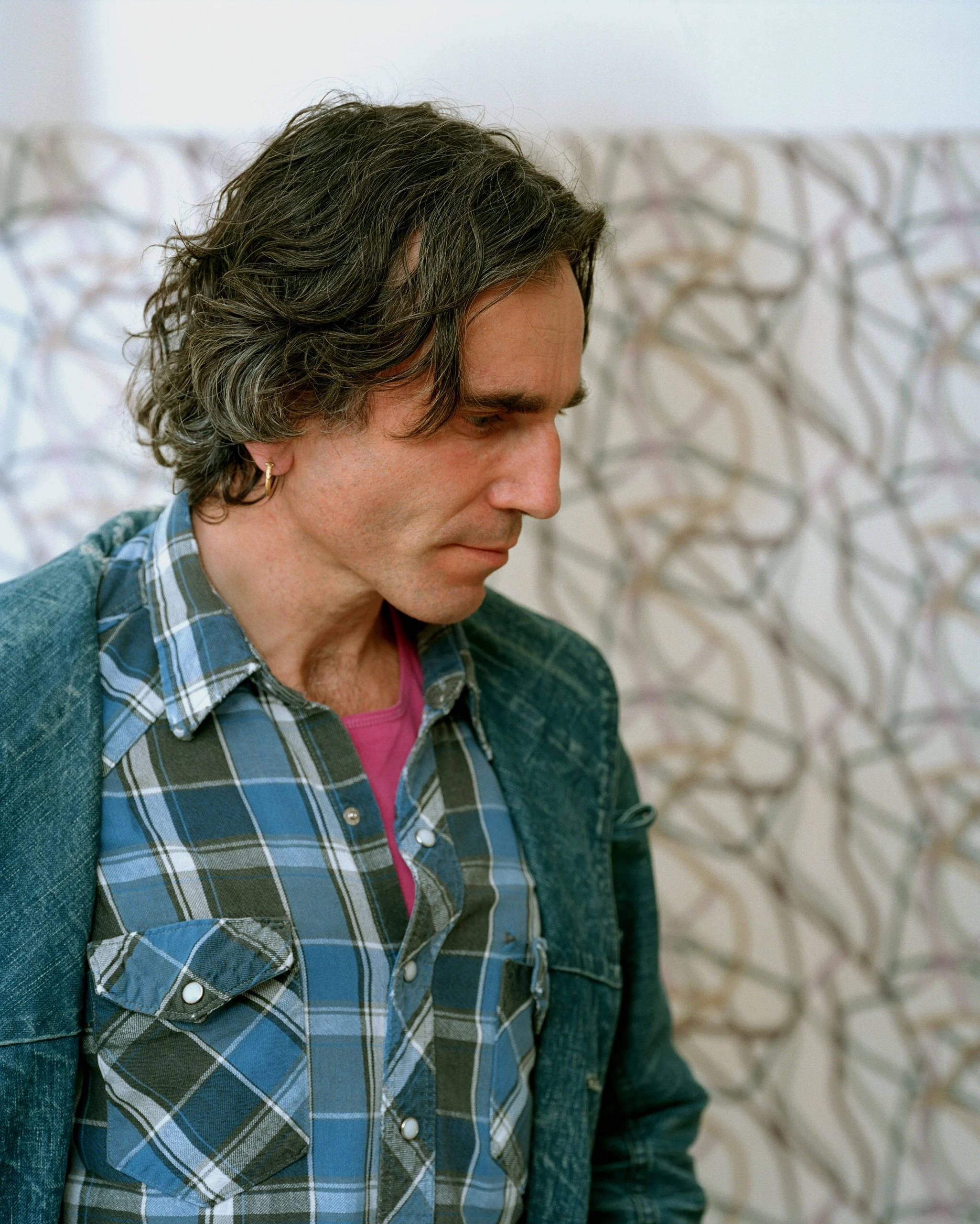 Daniel Day-Lewis, green cardigan, denim jacket, 2K Phone Wallpaper