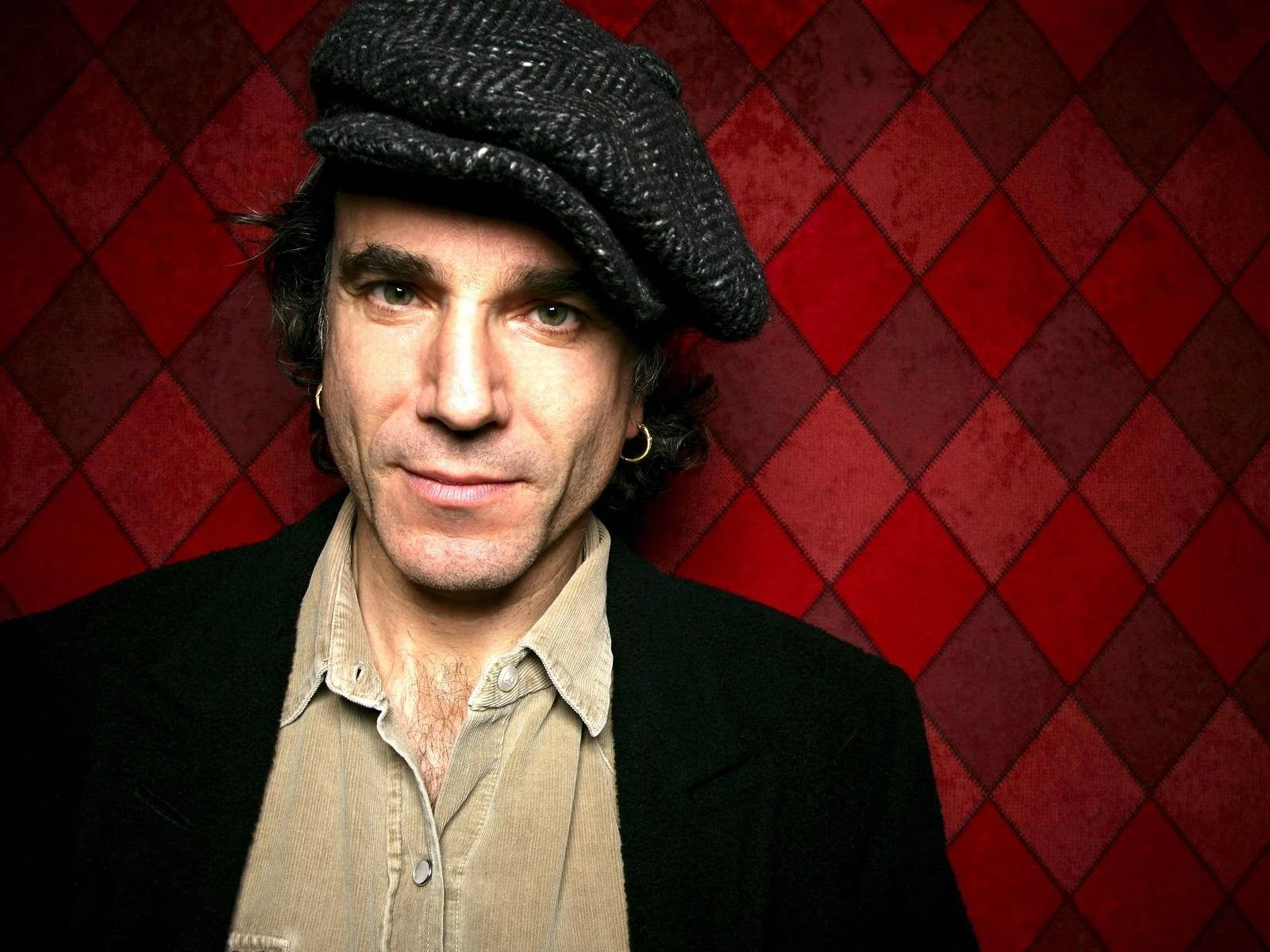Daniel Day-Lewis, red diamond-patterned wall, dark hair, HD Desktop Wallpaper