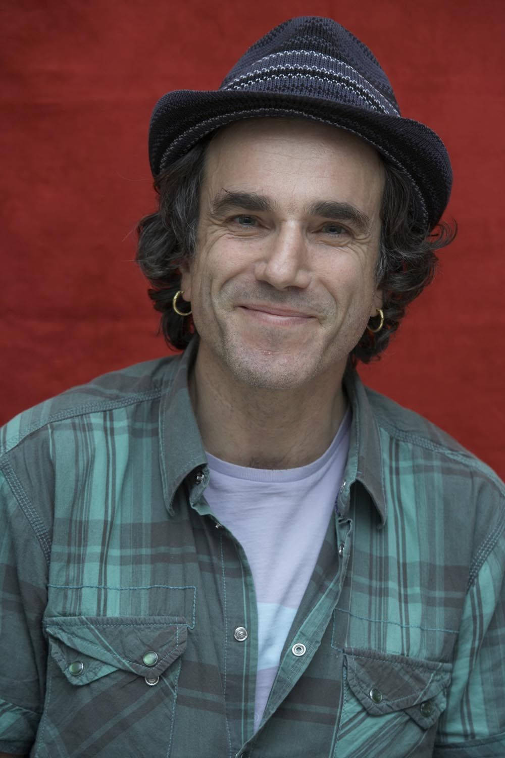 Daniel Day-Lewis, curly hair, gold hoop earrings, HD Phone Wallpaper