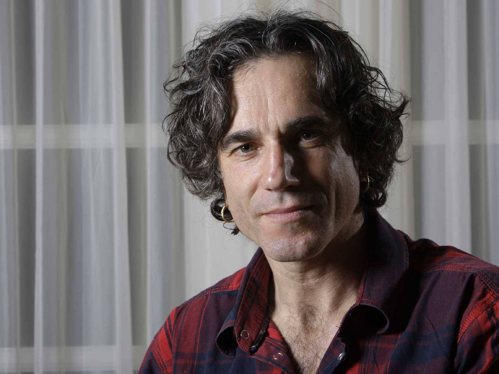 Daniel Day-Lewis, curly gray hair, gold hoop earrings, HD Desktop Wallpaper