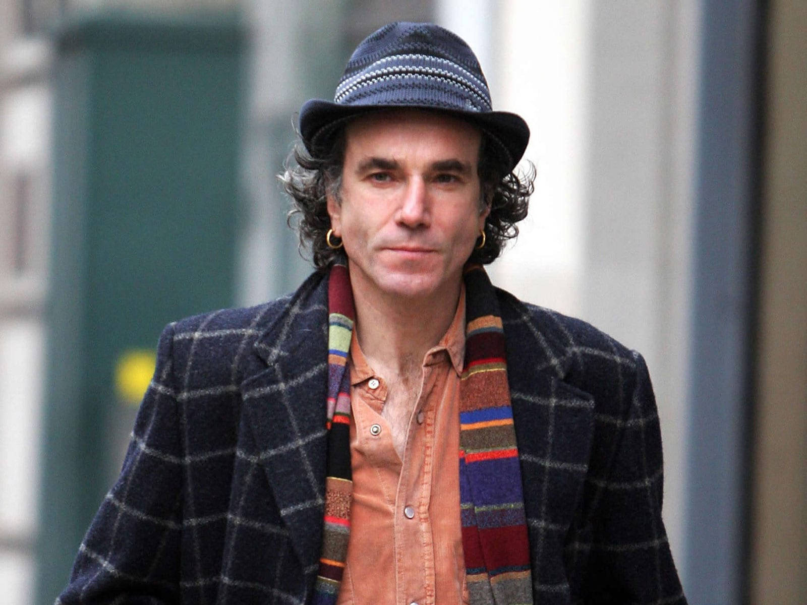 Daniel Day-Lewis, curly hair, gold hoop earrings, HD Desktop Wallpaper