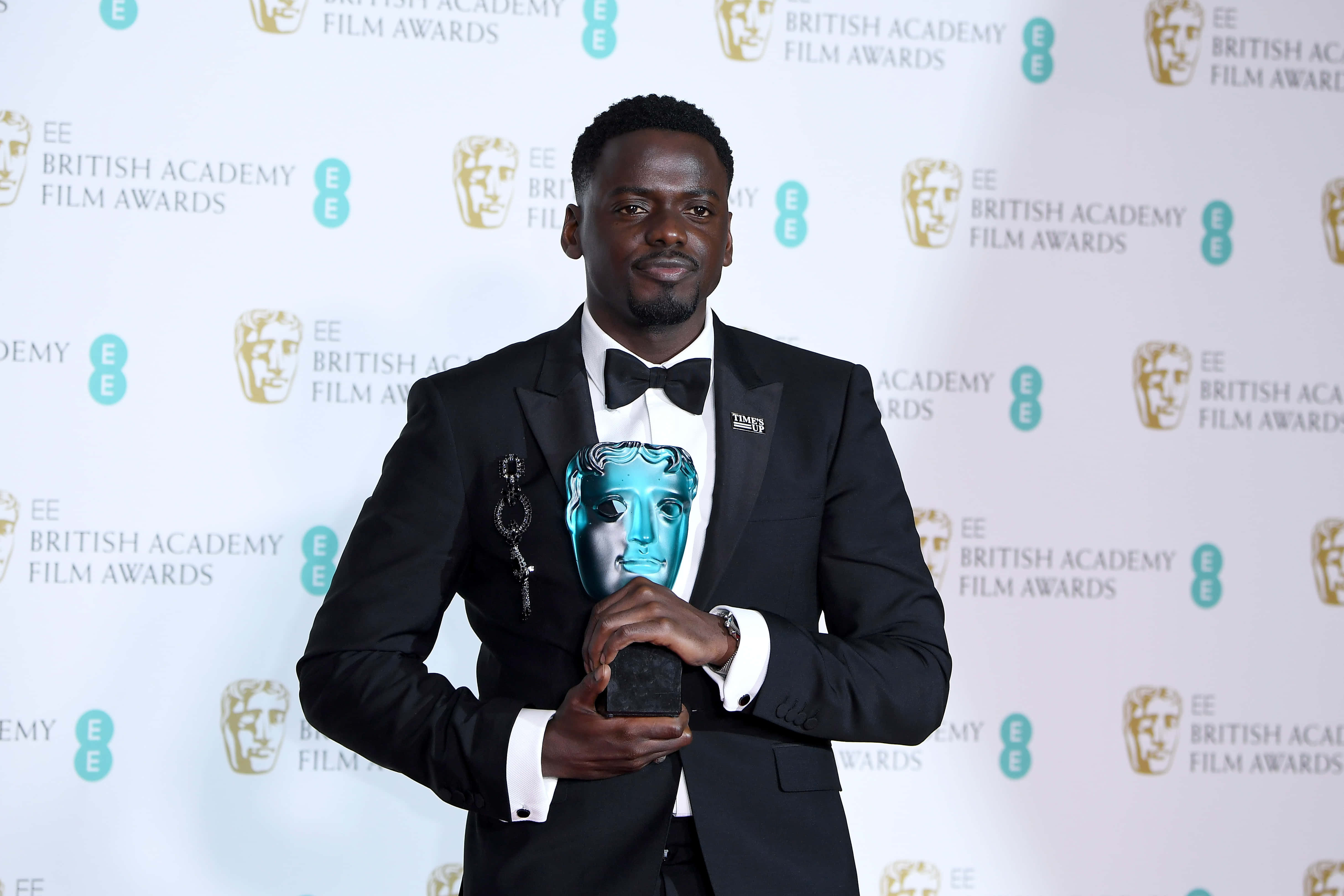 Daniel Kaluuya, black tuxedo, blue BAFTA trophy, 4K Desktop Wallpaper