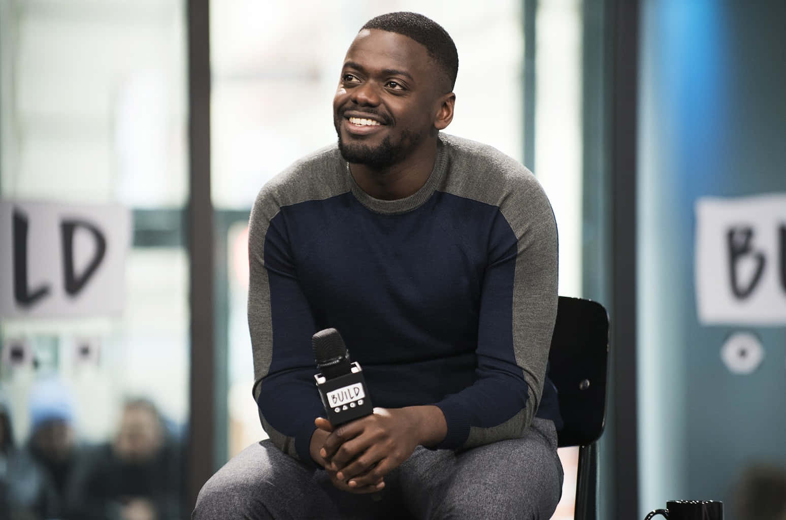 Daniel Kaluuya, blue and gray sweater, microphone, HD Desktop Wallpaper