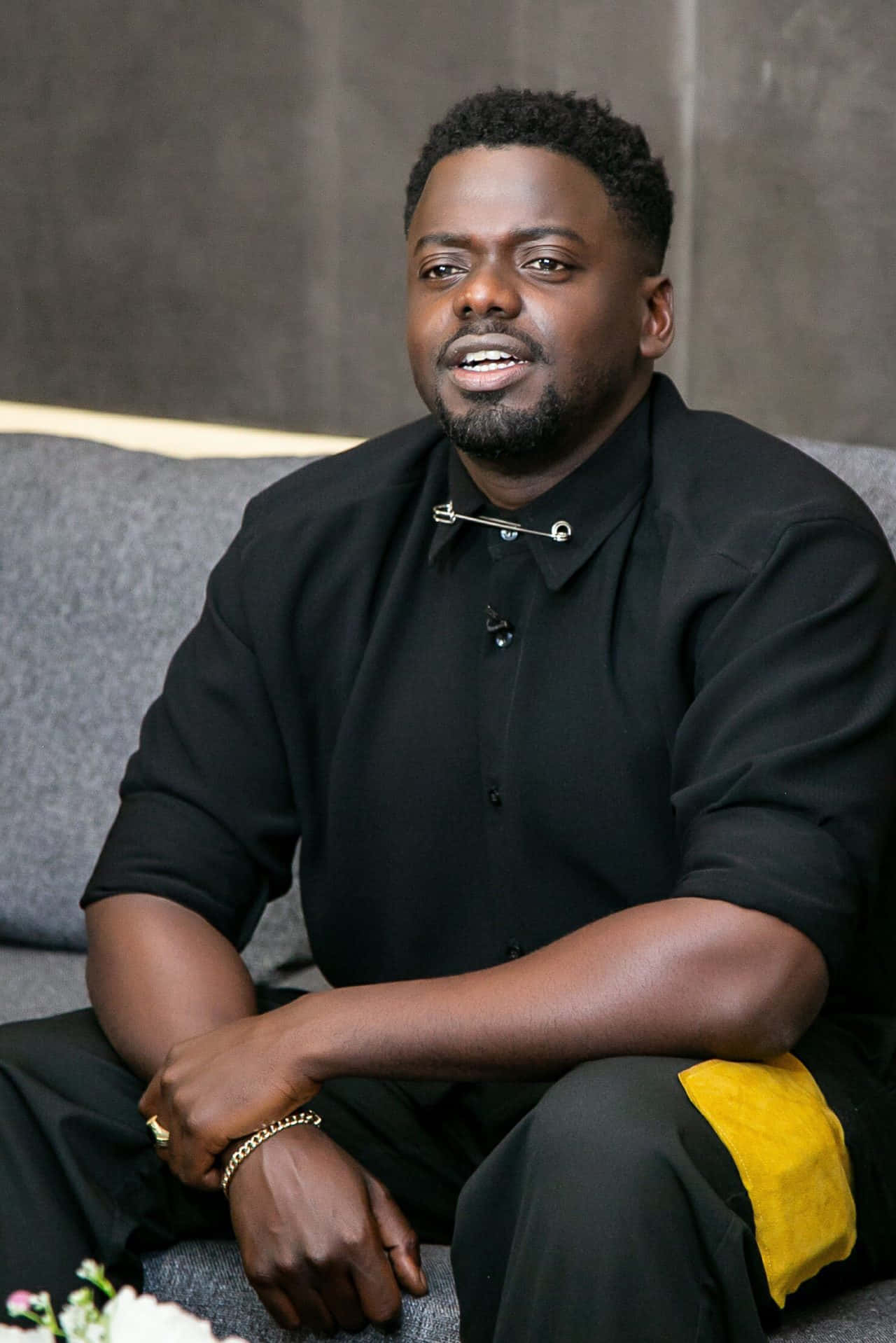 Daniel Kaluuya, gray couch, black shirt, HD Phone Wallpaper