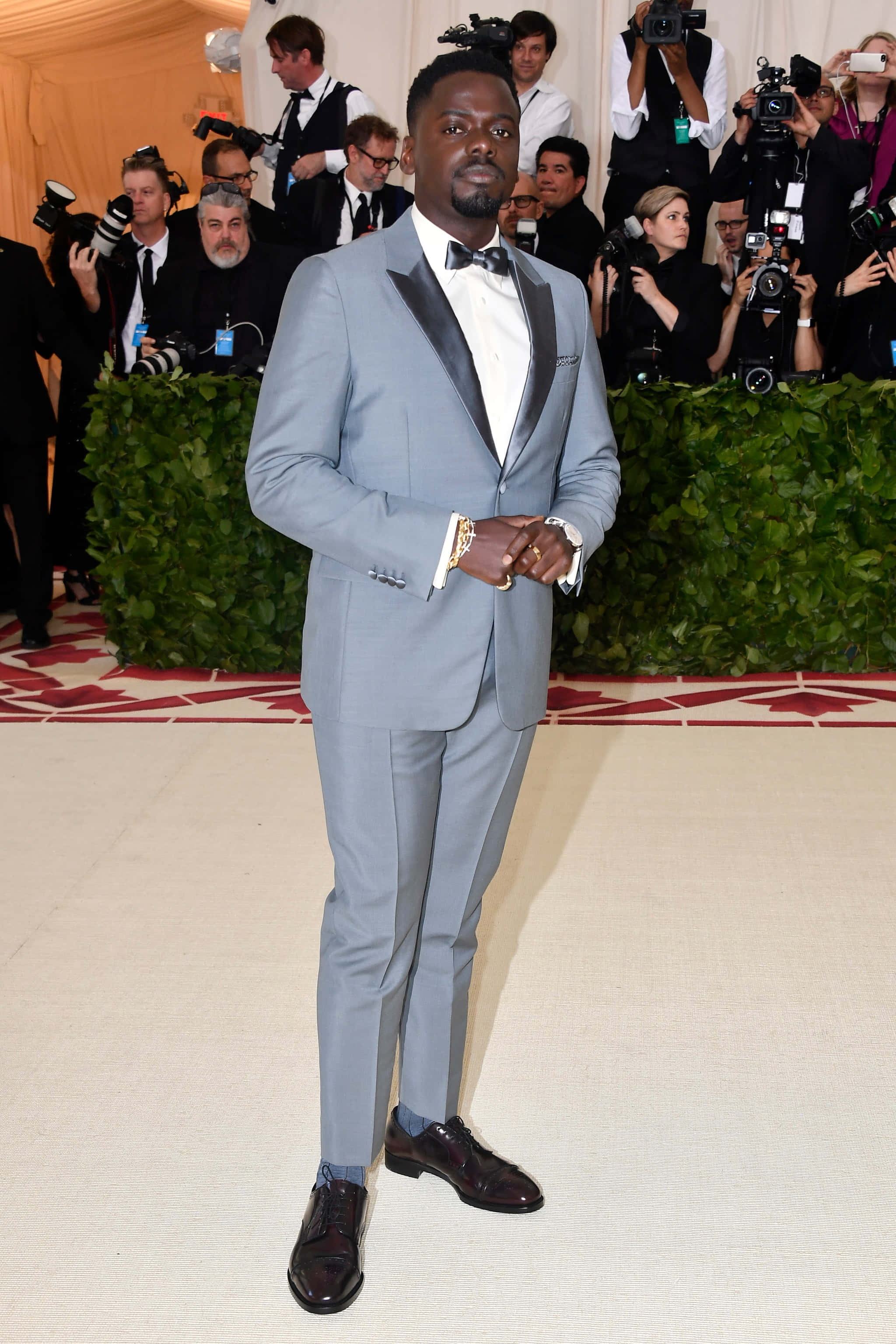 Daniel Kaluuya, light gray tuxedo, black lapels, 2K Phone Wallpaper