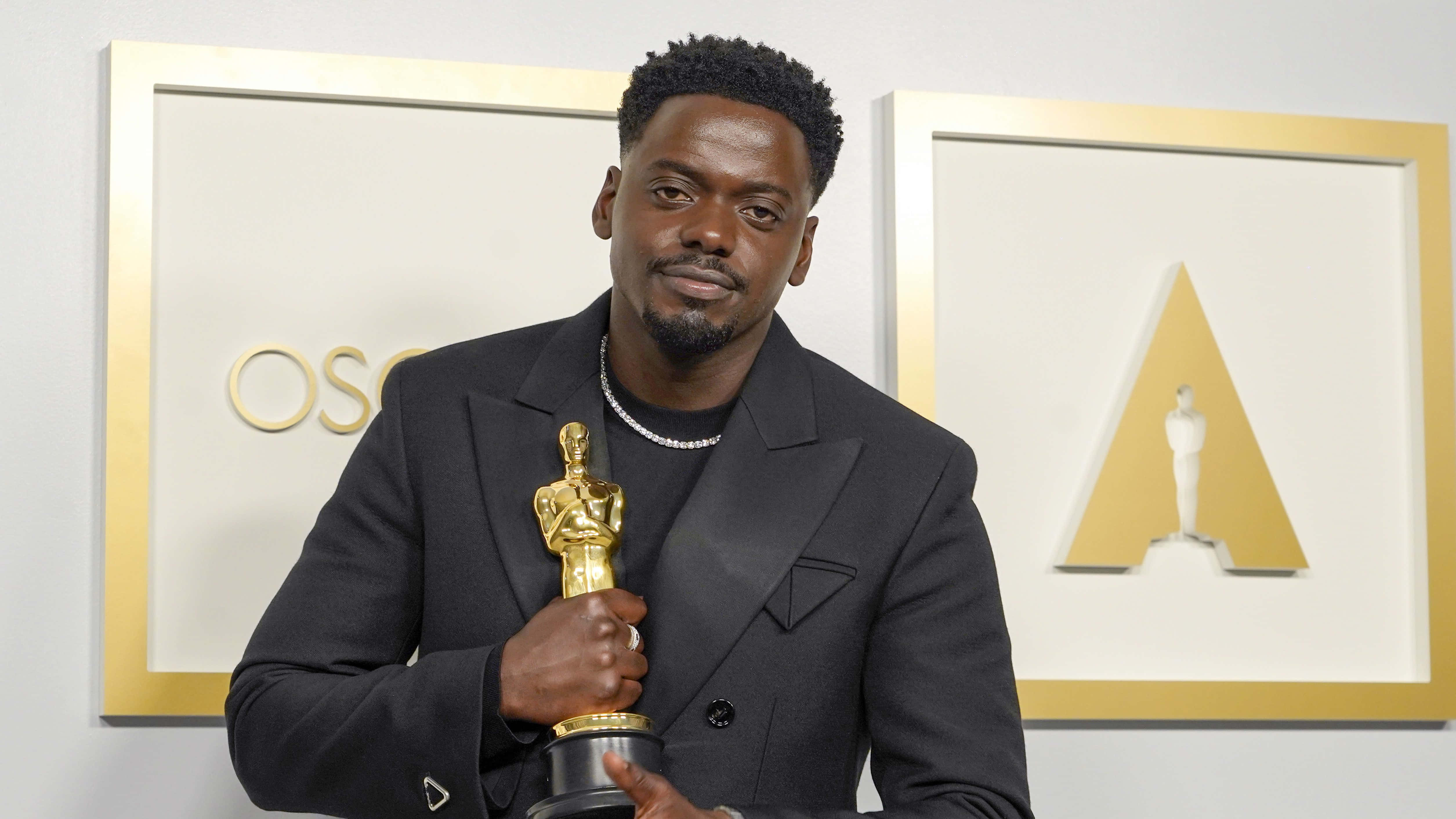 Daniel Kaluuya, black suit, golden Oscar statue, 4K Desktop Wallpaper