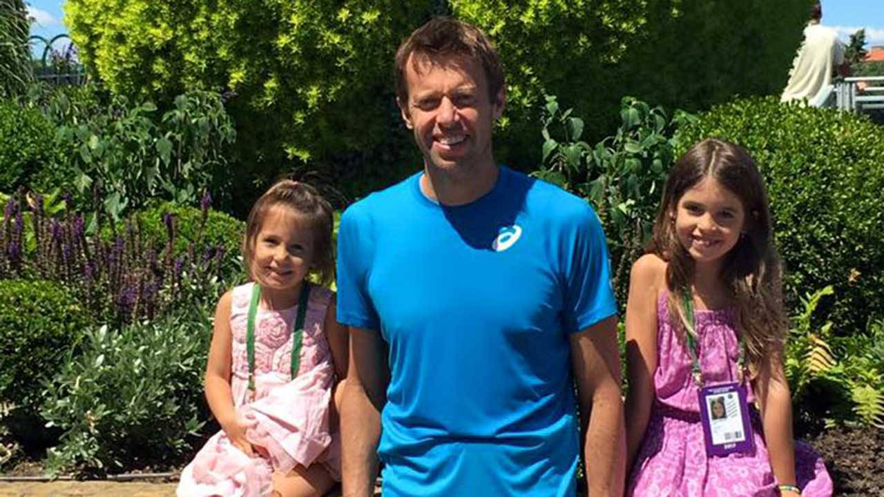 Daniel Nestor, blue shirt, young girls, HD Desktop Wallpaper