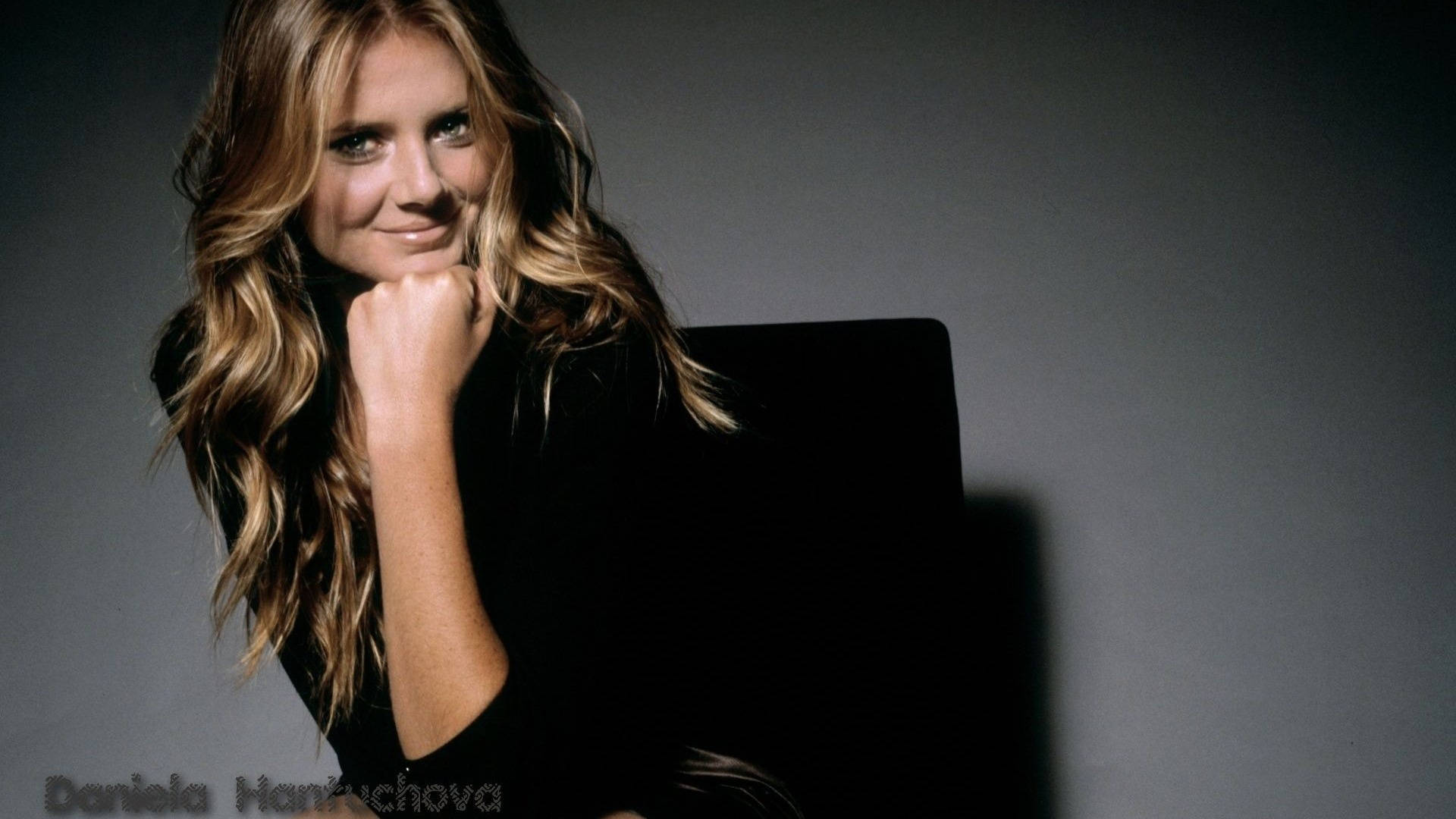 Daniela Hantuchova, long wavy blonde hair, soft smile, Full HD Desktop Wallpaper