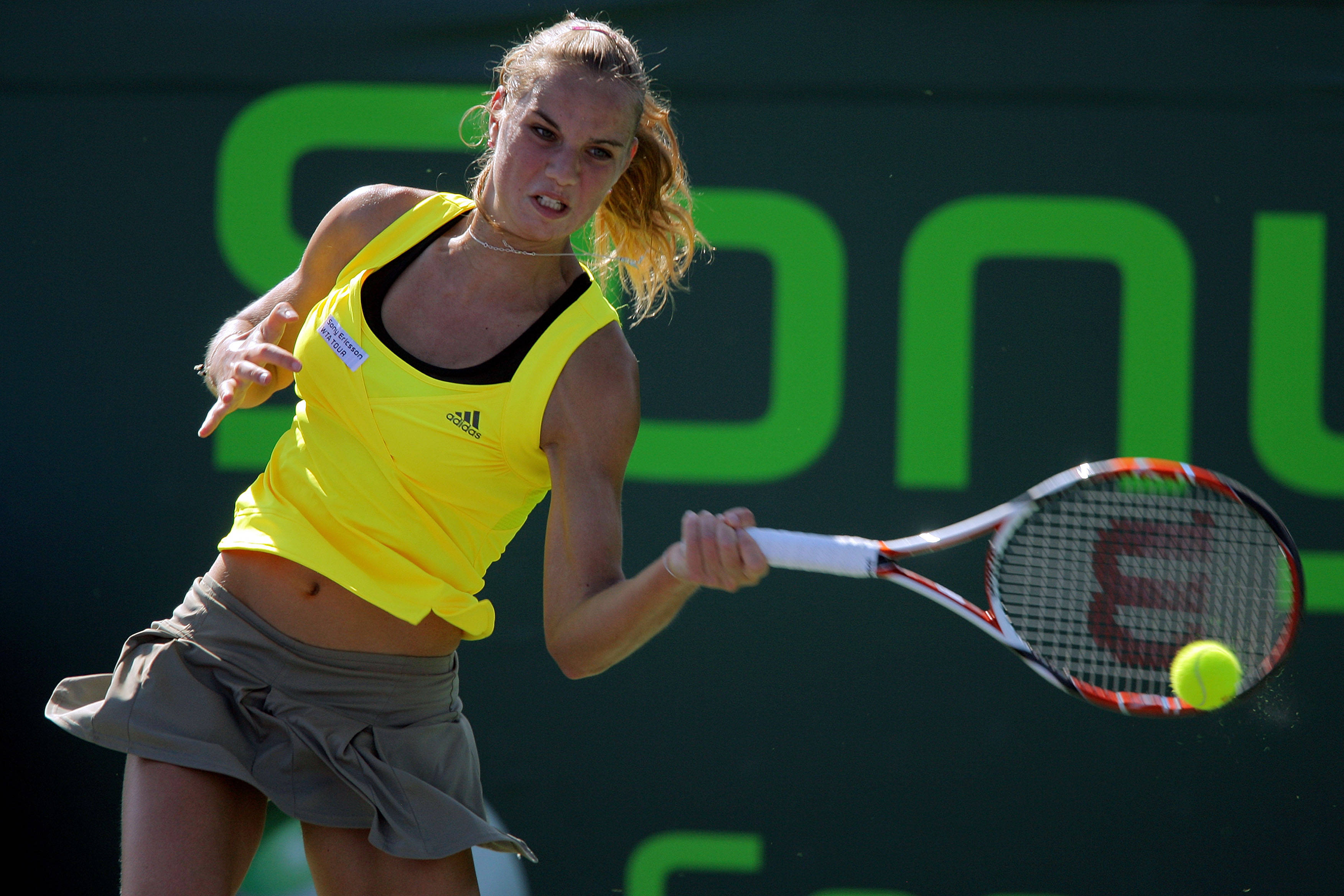 Daniela Hantuchova, yellow top, bright yellow ball, 2K Desktop Wallpaper