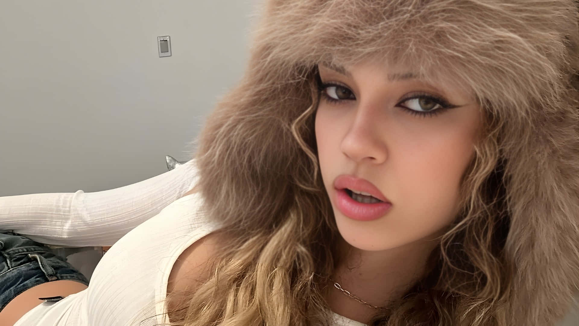 Daniela Katseye, long blonde hair, fluffy brown fur hat, Full HD Desktop Wallpaper