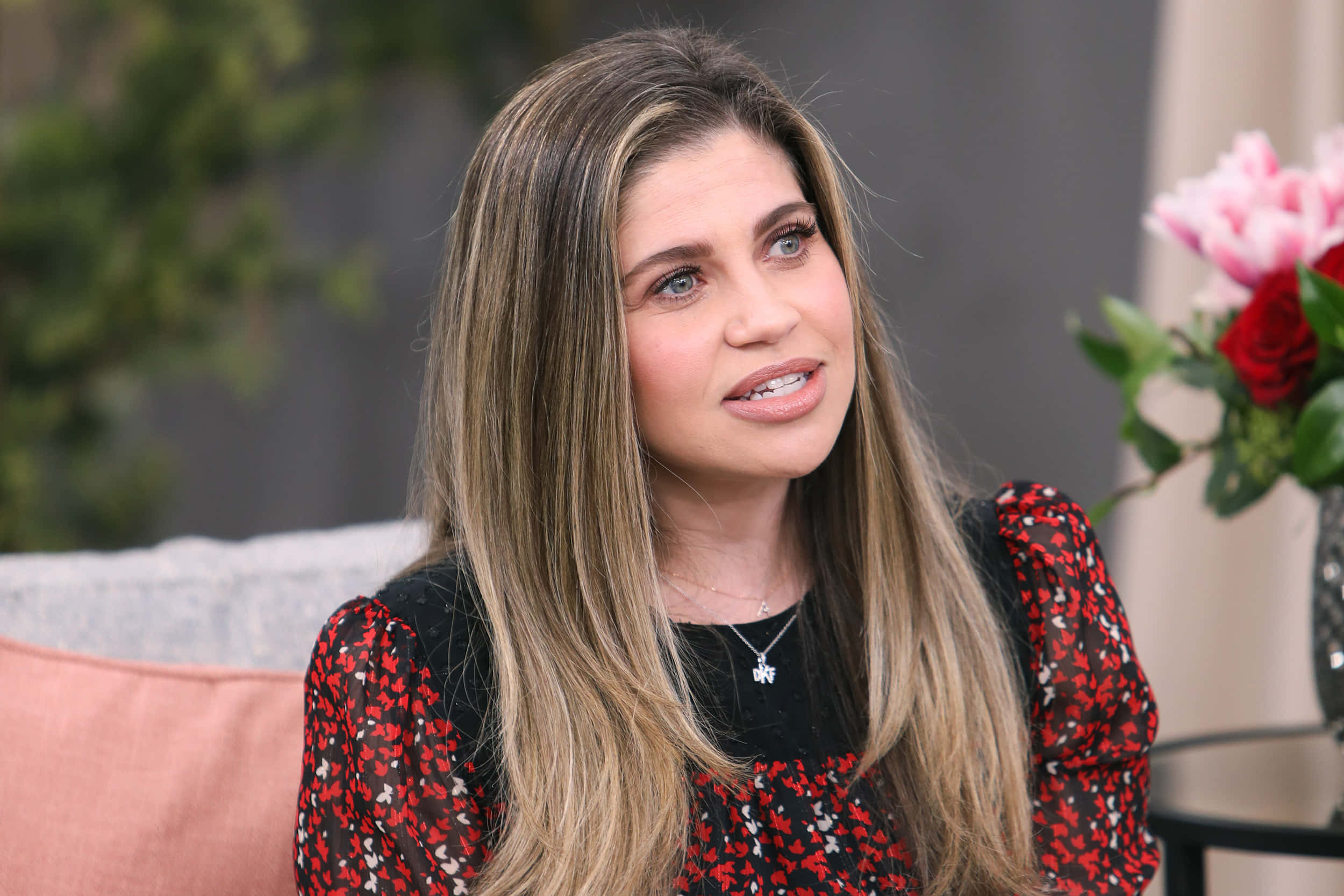 Danielle Fishel, red floral top, couch, Full HD Desktop Wallpaper