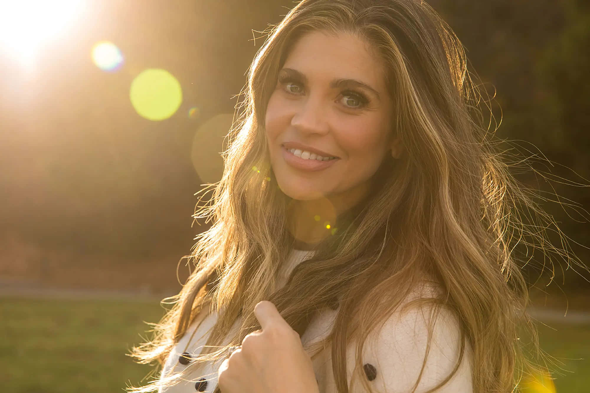 Danielle Fishel, golden sunlight, soft outdoor portrait, Full HD Desktop Wallpaper