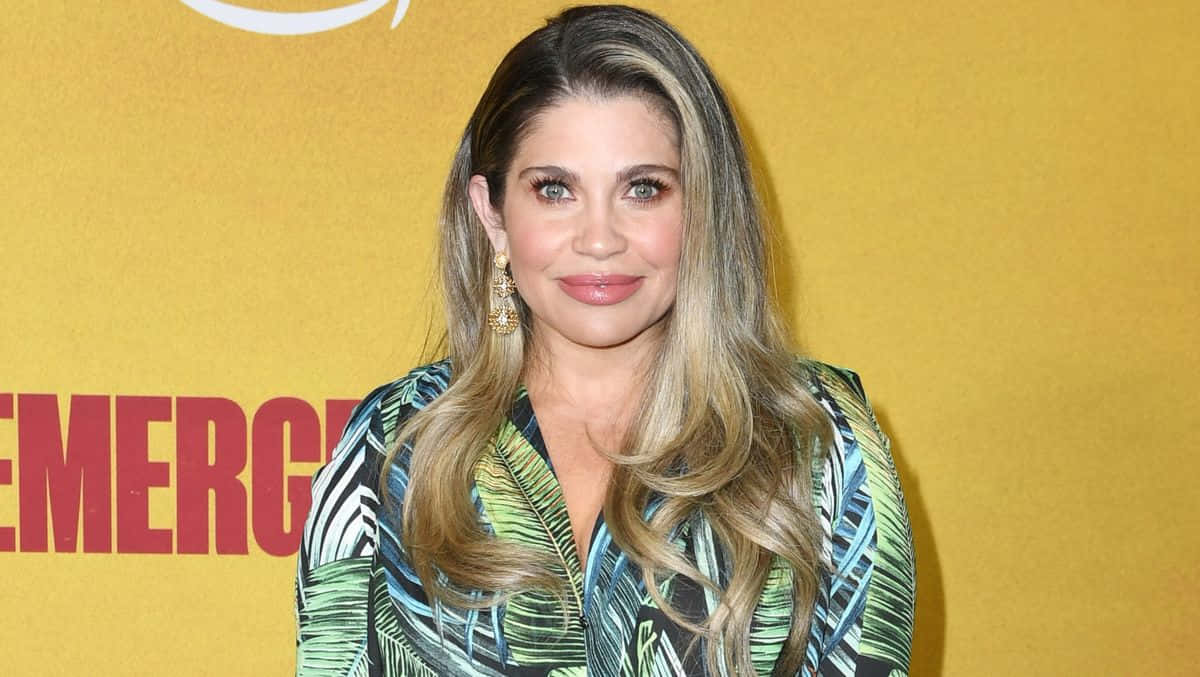 Danielle Fishel, tropical leaf patterned blouse, yellow wall, SD Desktop Wallpaper