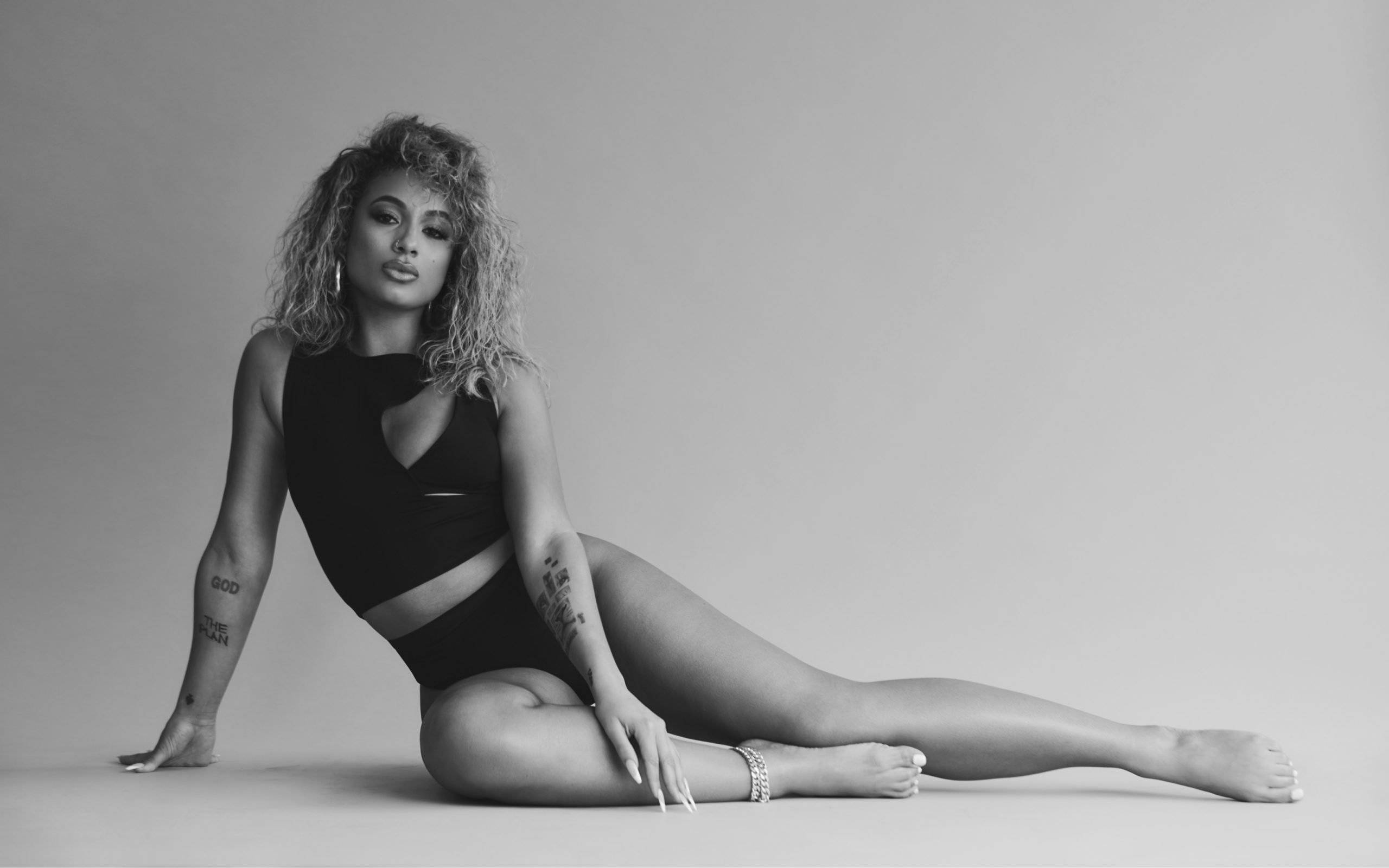 Danileigh, black bodysuit, curly hair, 2K Desktop Wallpaper