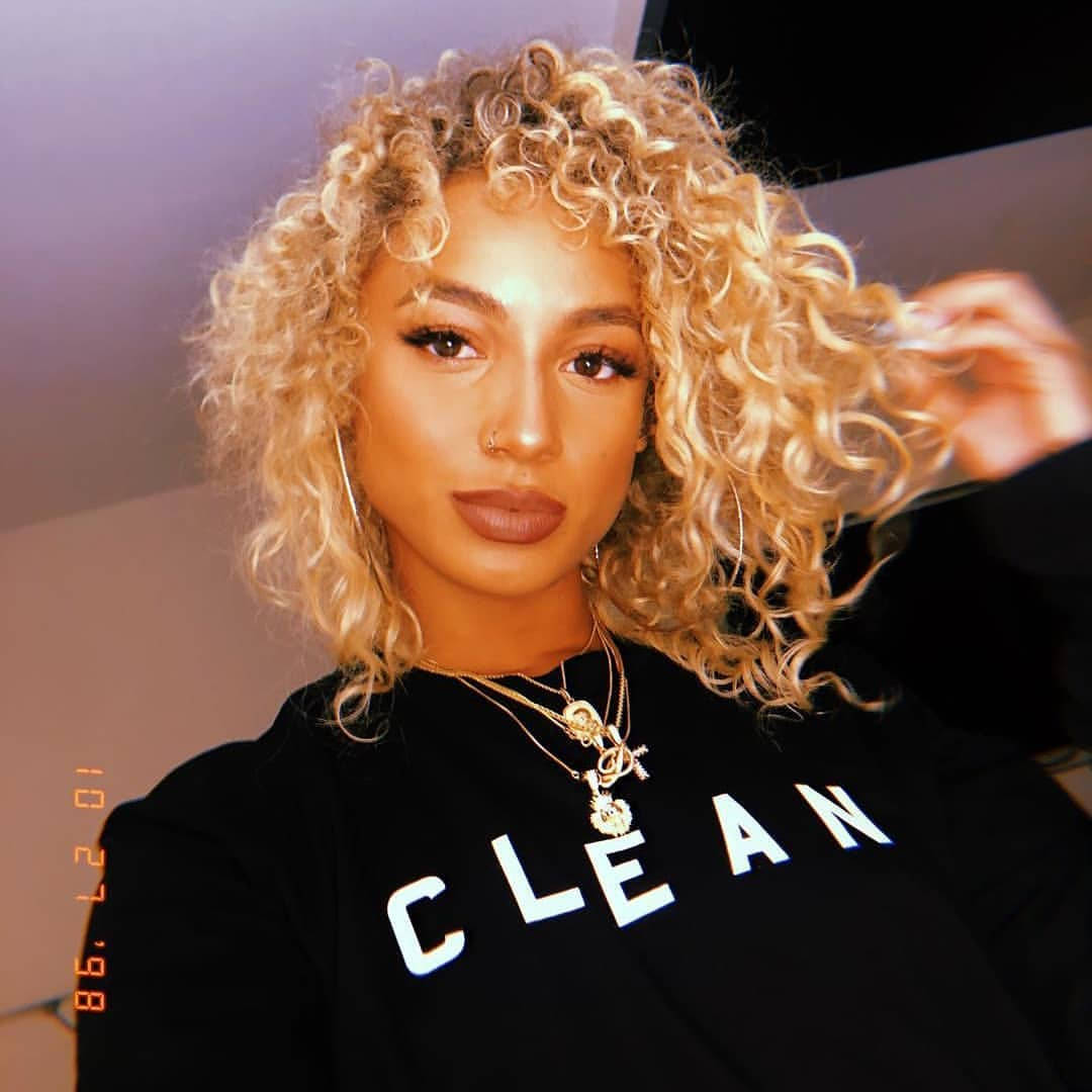 Danileigh, greenscreen headshot, voluminous blonde curls, SD Desktop Wallpaper