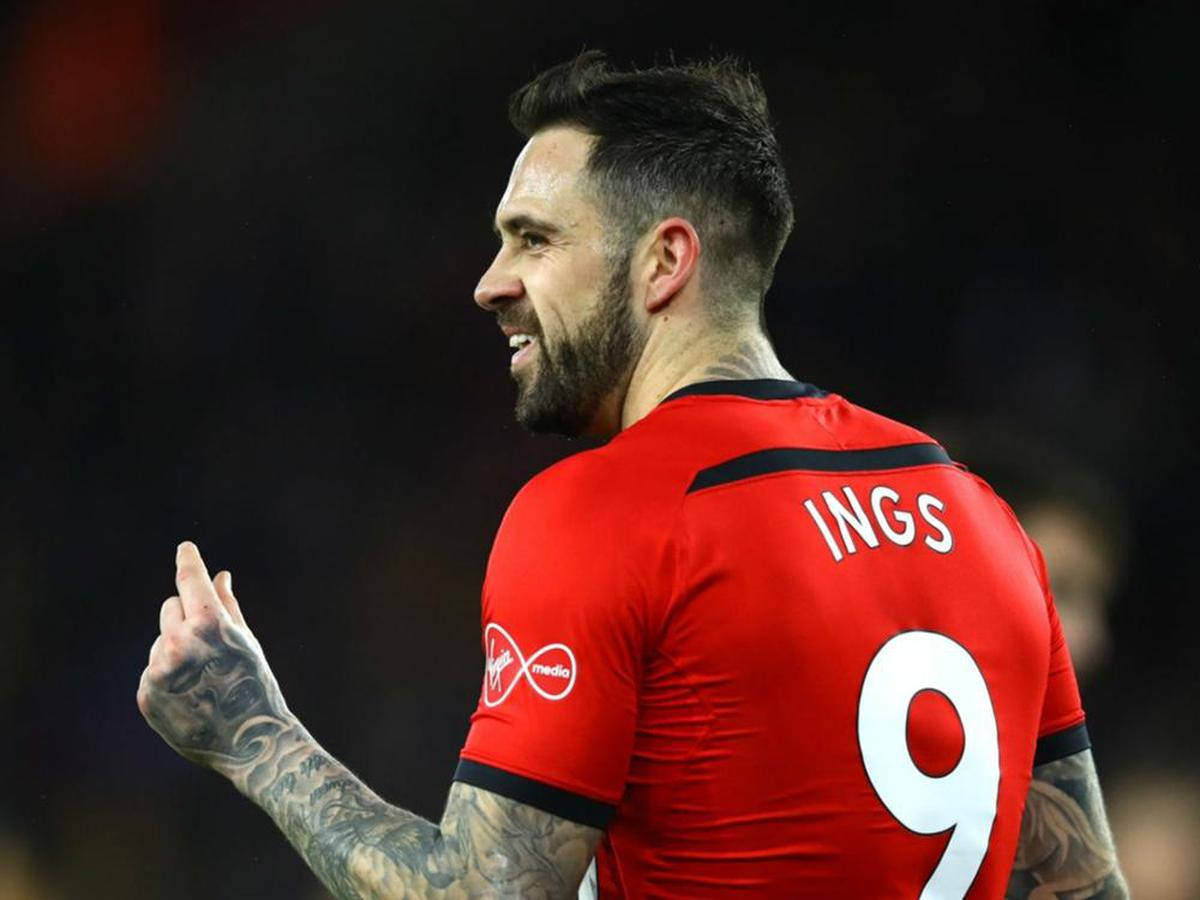 Danny Ings, red number 9 jersey, tattooed hand, SD Desktop Wallpaper