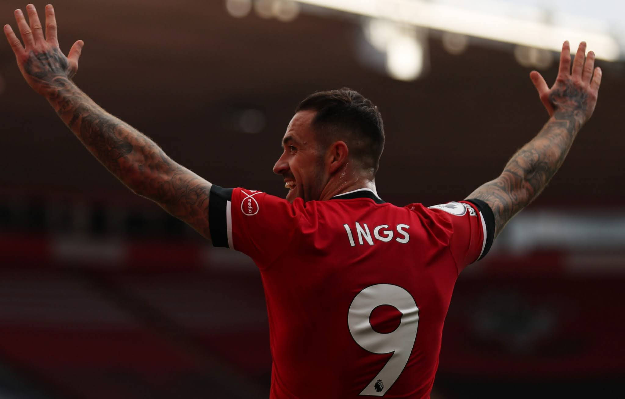Danny Ings, red number 9 jersey, tattooed forearms, Full HD Desktop Wallpaper