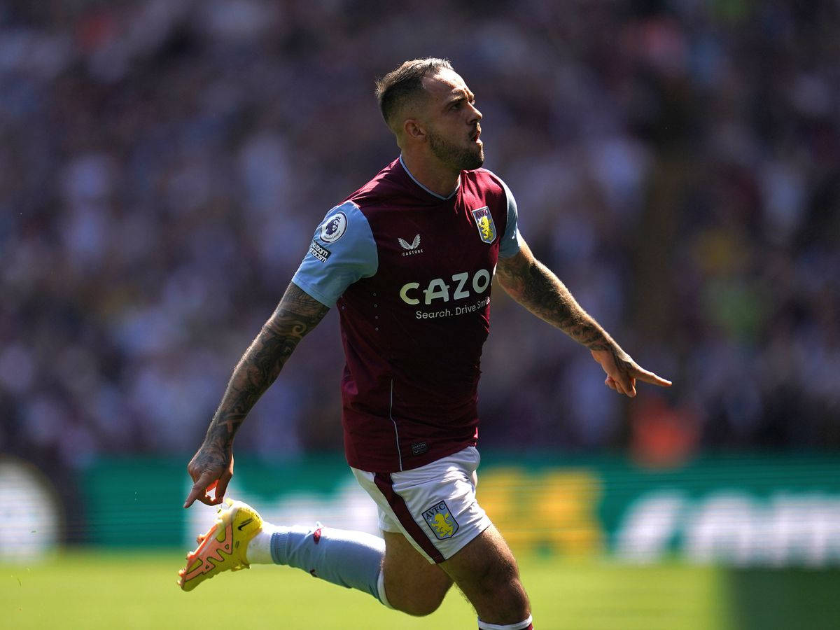 Danny Ings, maroon and light blue kit, sunlit green pitch, SD Desktop Wallpaper