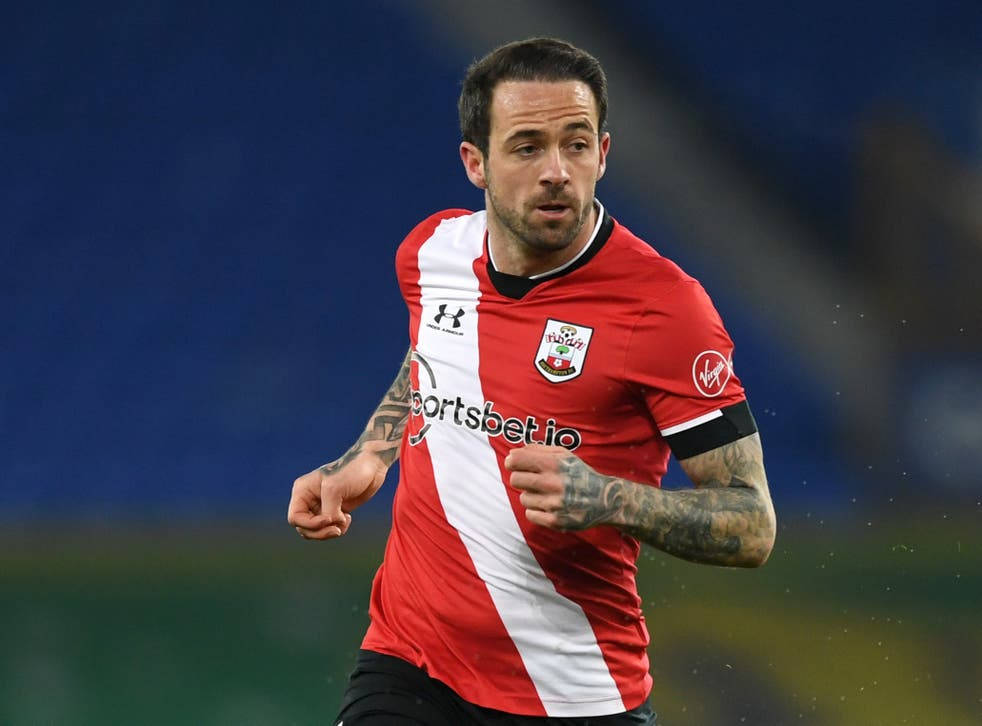 Danny Ings, red and white striped jersey, stadium field, SD Desktop Wallpaper