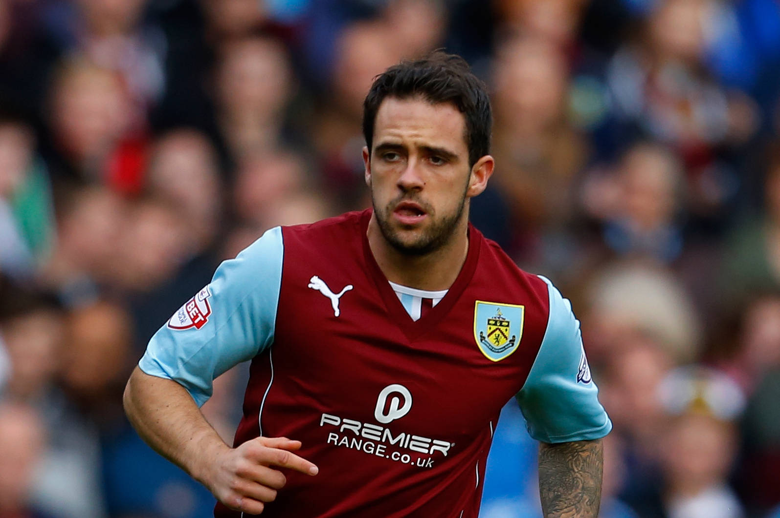Danny Ings, maroon and light blue jersey, stadium field, HD Desktop Wallpaper
