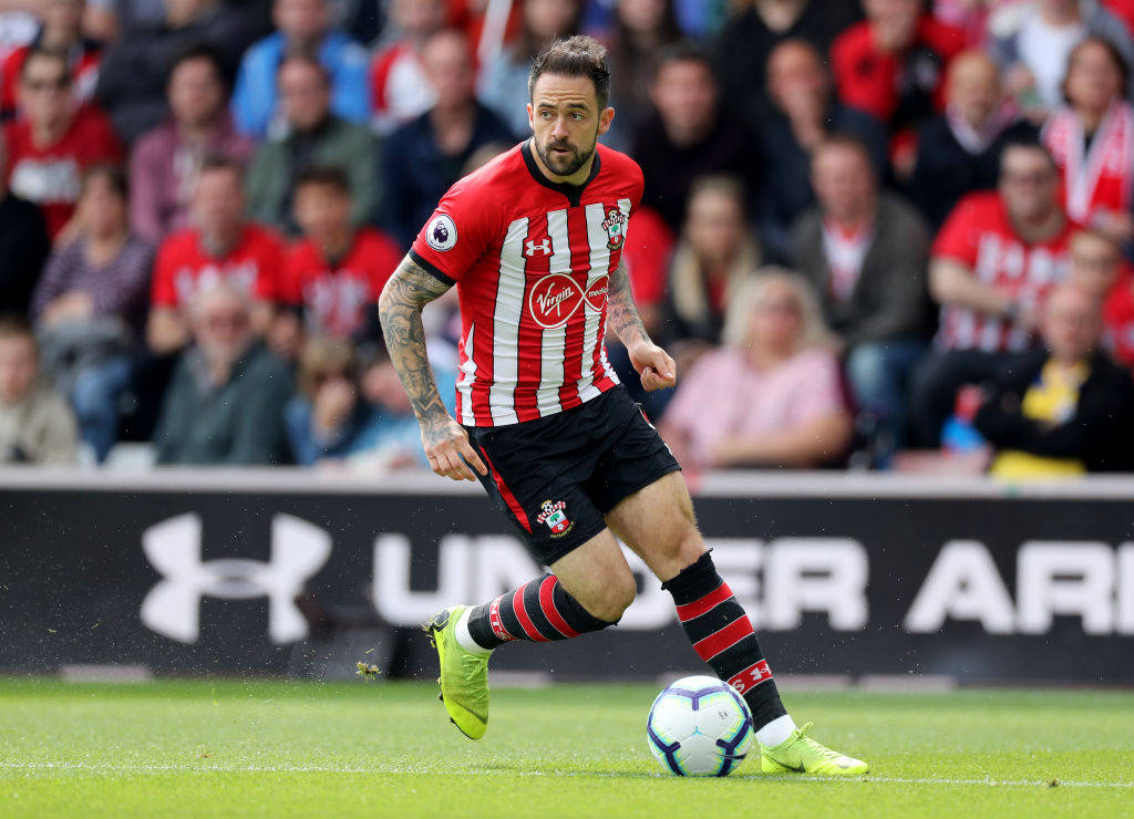 Danny Ings, red and white striped kit, green pitch, SD Desktop Wallpaper