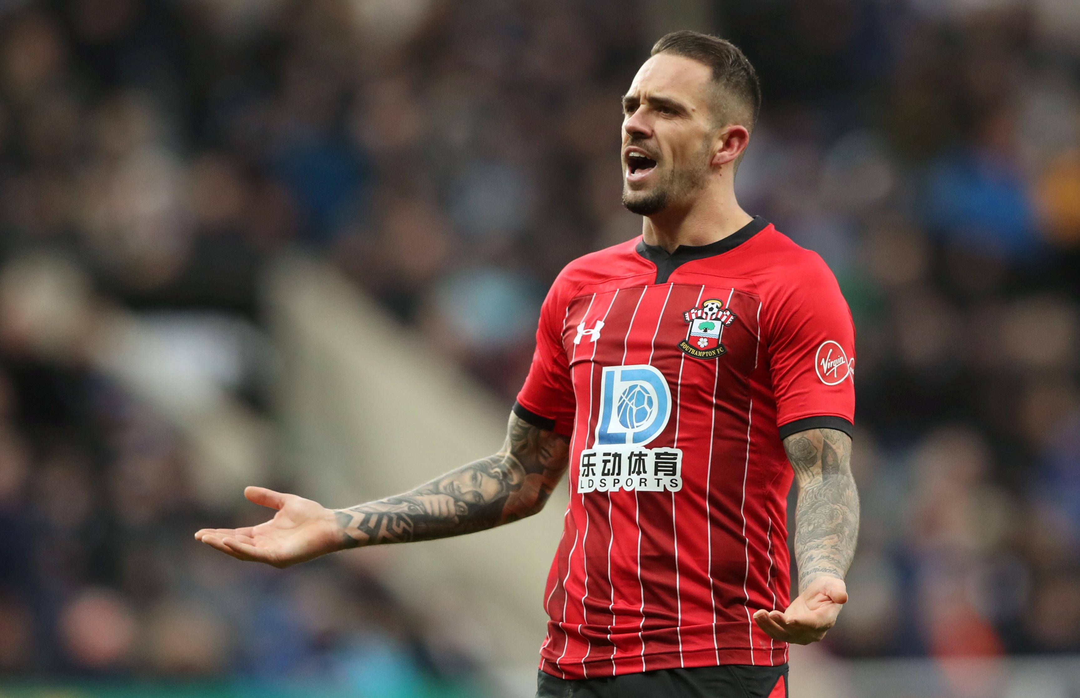 Danny Ings, red striped jersey, blurred stadium crowd, 2K Desktop Wallpaper