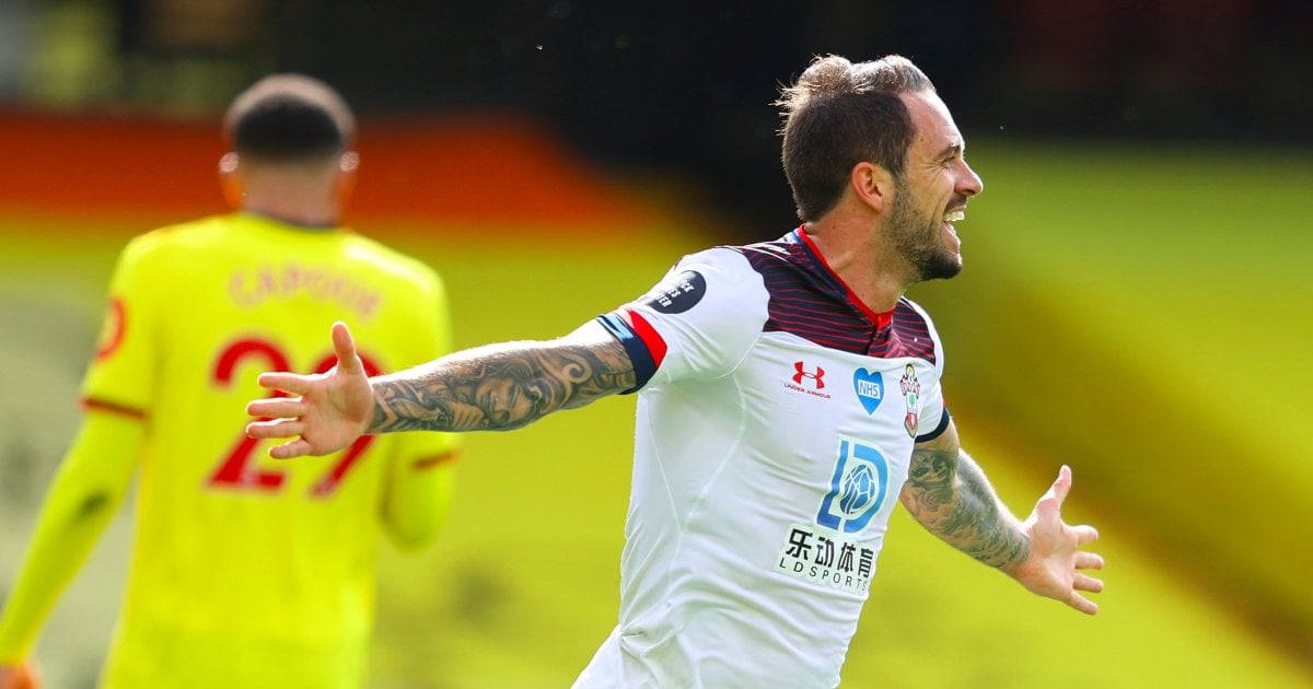 Danny Ings, white jersey, vibrant green pitch, SD Desktop Wallpaper