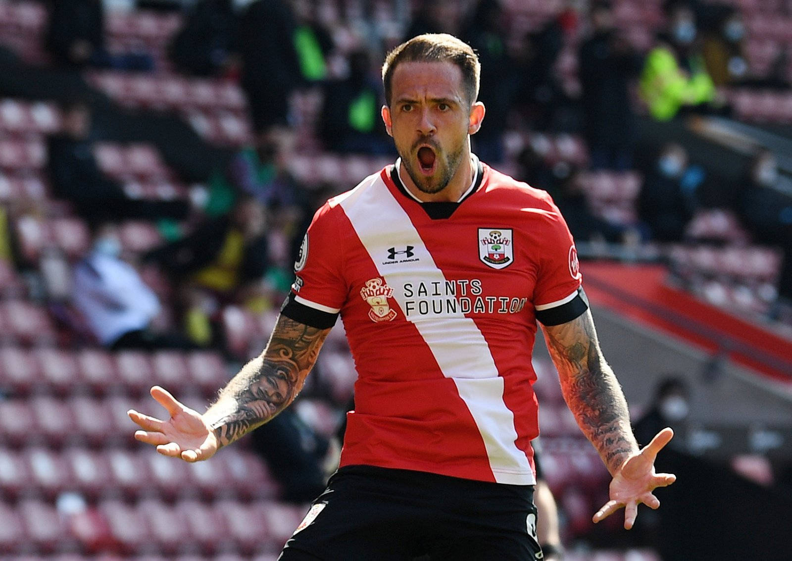 Danny Ings, red and white striped jersey, stadium, HD Desktop Wallpaper