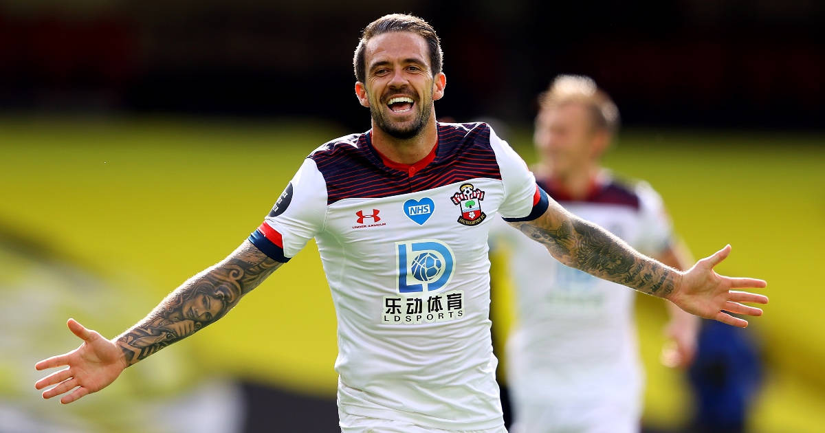 Danny Ings, white and maroon striped jersey, vibrant green pitch, SD Desktop Wallpaper