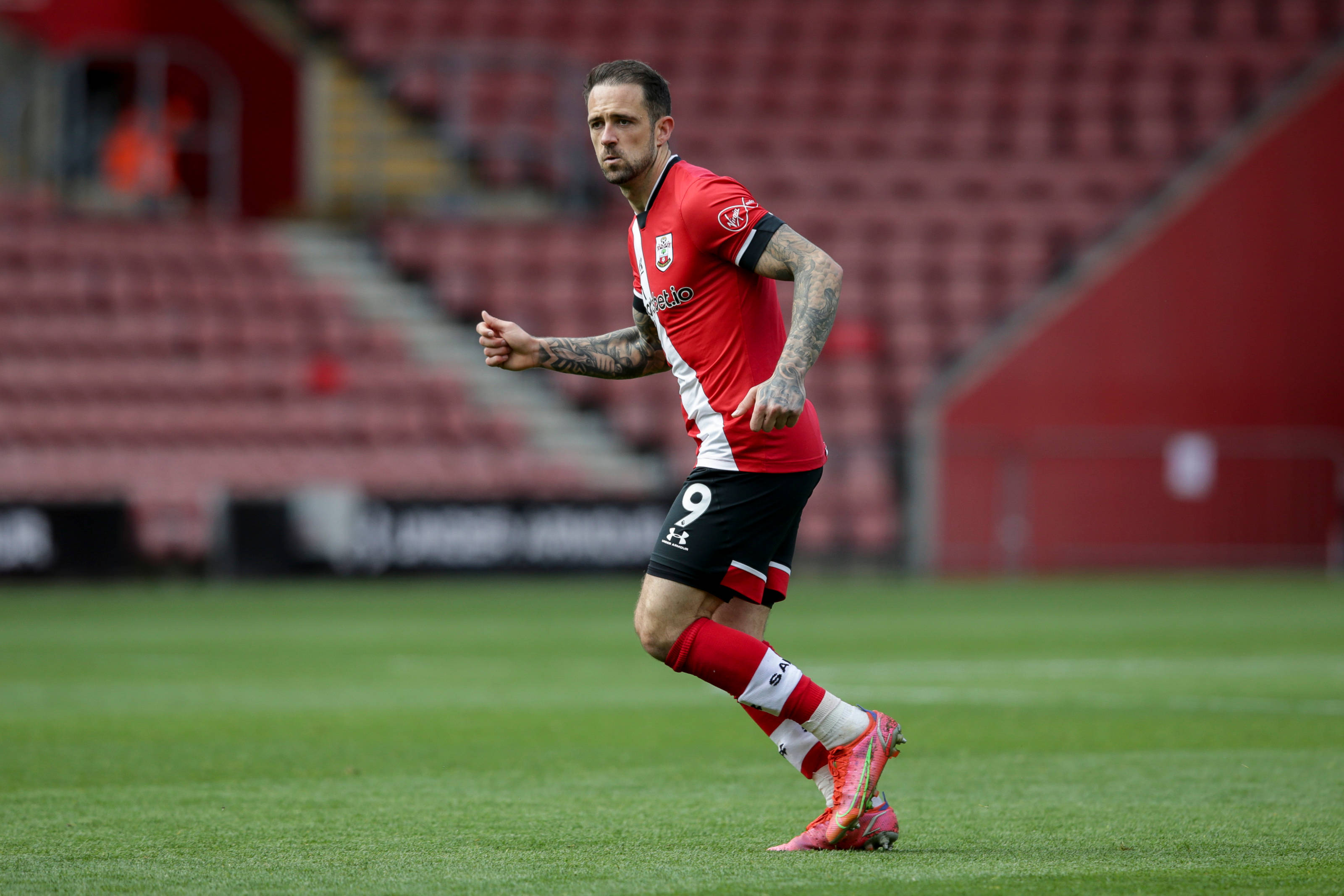Danny Ings, red and black kit, green pitch, 2K Desktop Wallpaper