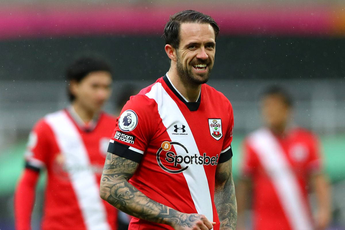 Danny Ings, red and white striped jersey, rainy pitch, SD Desktop Wallpaper