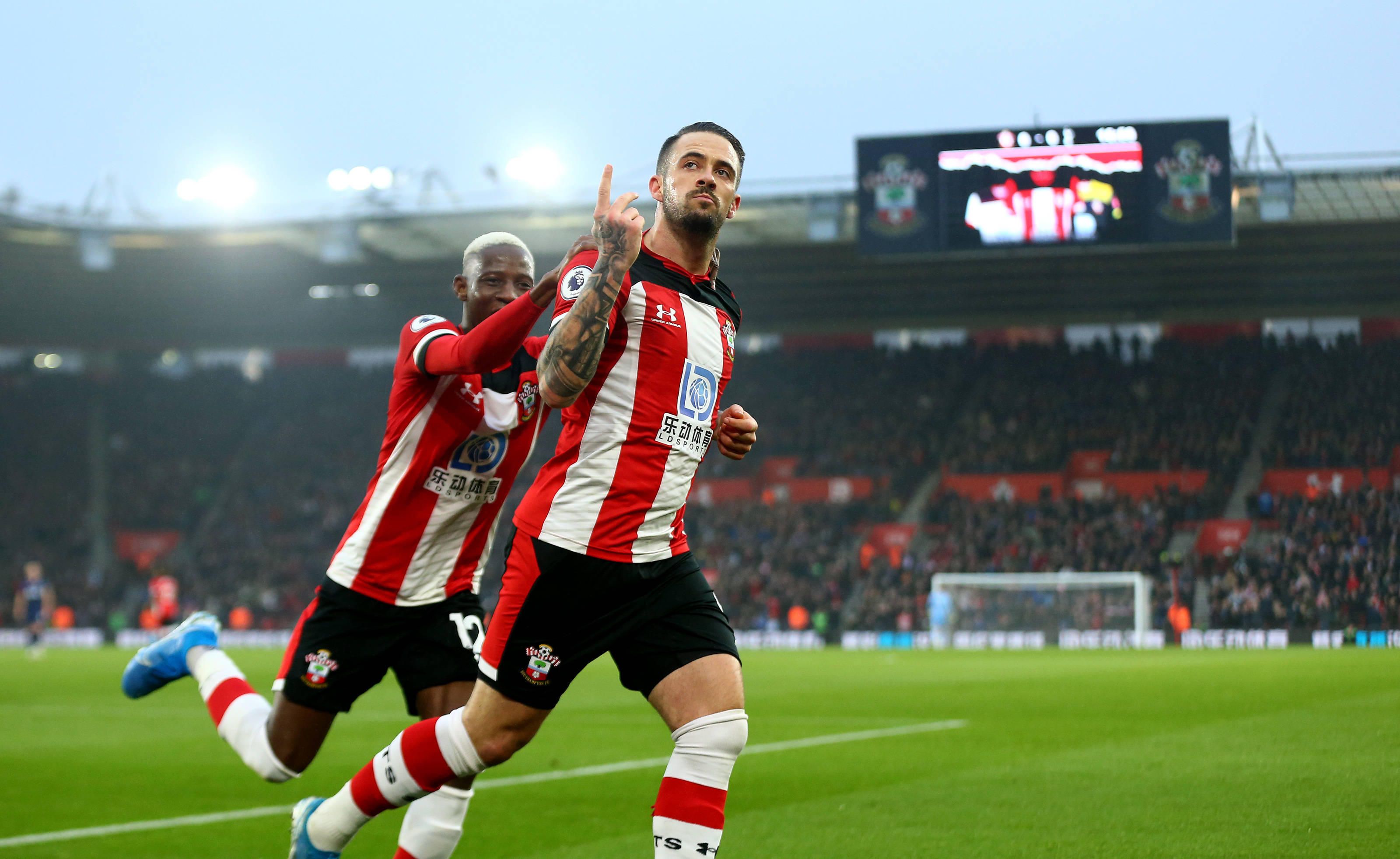 Danny Ings, red and white striped kits, vibrant green pitch, 2K Desktop Wallpaper