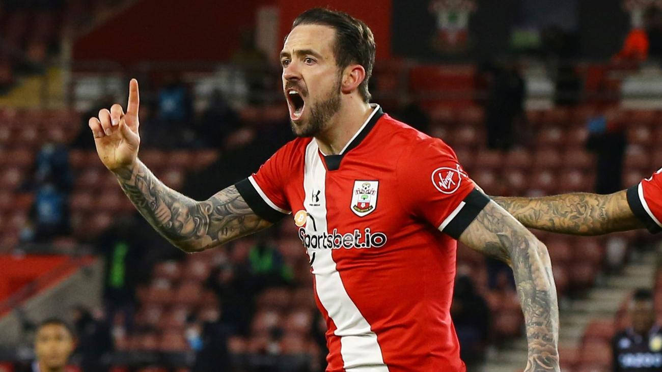 Danny Ings, red and white striped jersey, football player, HD Desktop Wallpaper