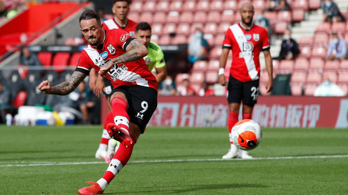 Danny Ings, red and white kit, green pitch, SD Desktop Wallpaper