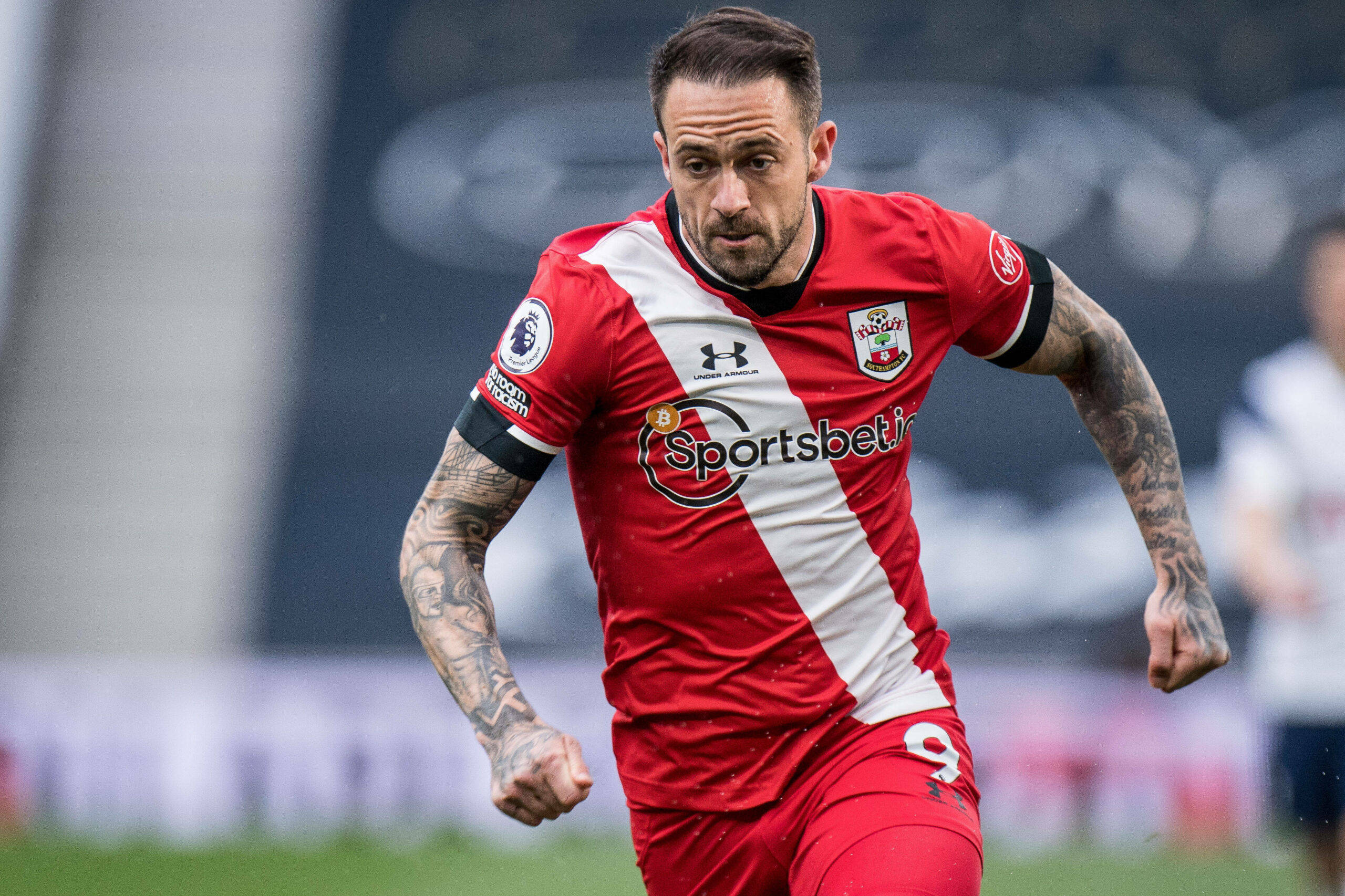 Danny Ings, red and white striped jersey, green pitch, 2K Desktop Wallpaper