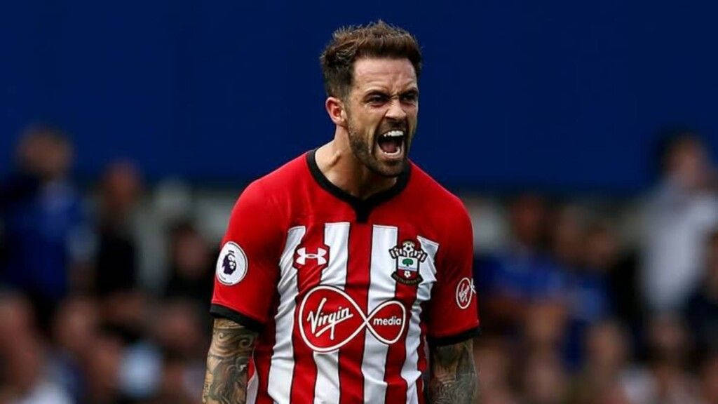 Danny Ings, red and white striped jersey, stadium crowd, SD Desktop Wallpaper