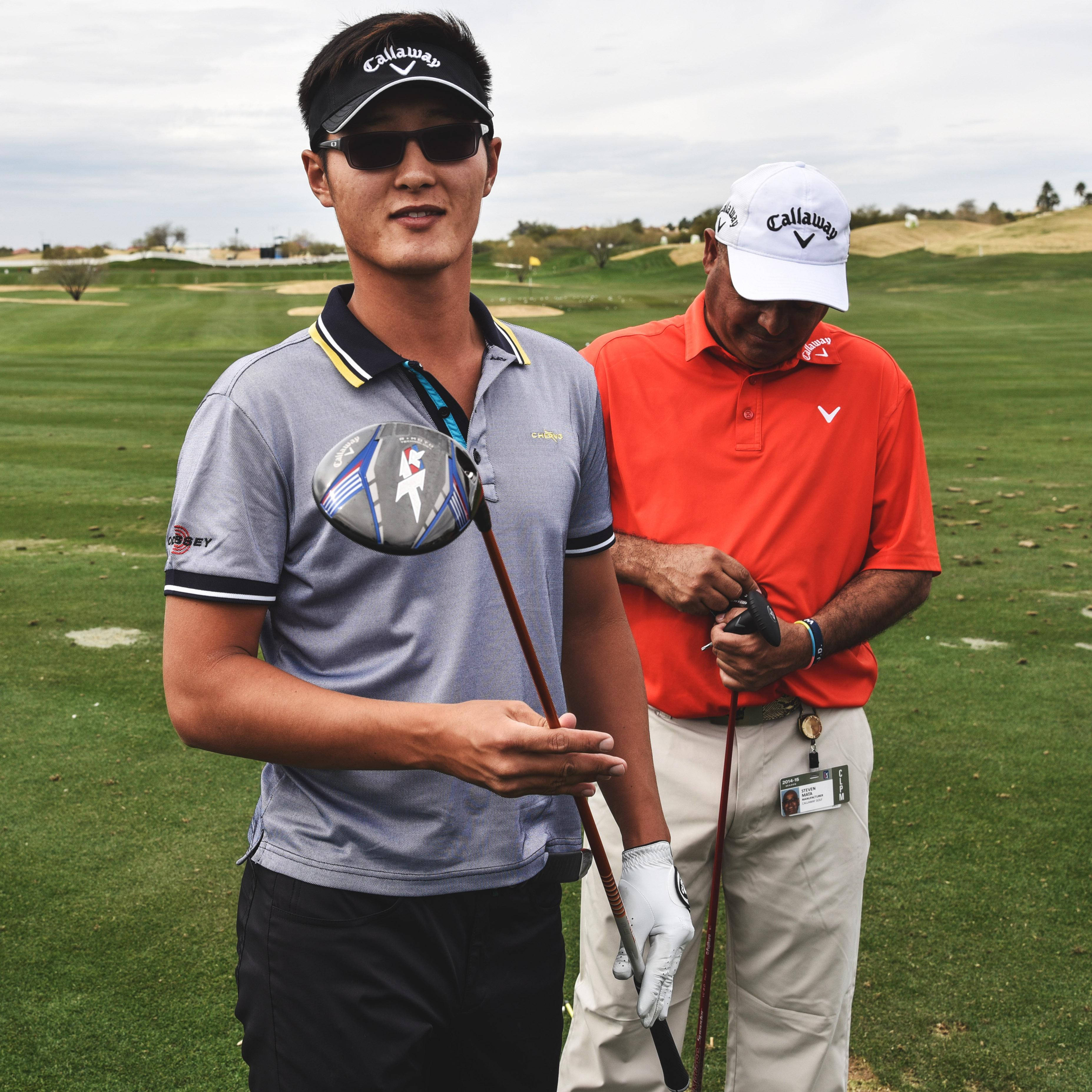 Danny Lee, caddie, gray polo, 2K Desktop Wallpaper