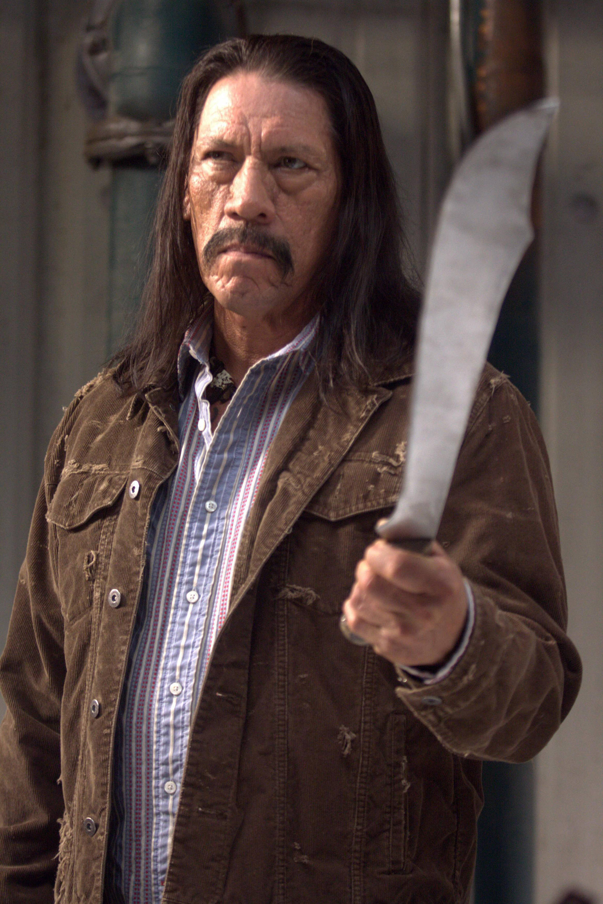 Danny Trejo, sharp machete, large curved knife, 2K Phone Wallpaper