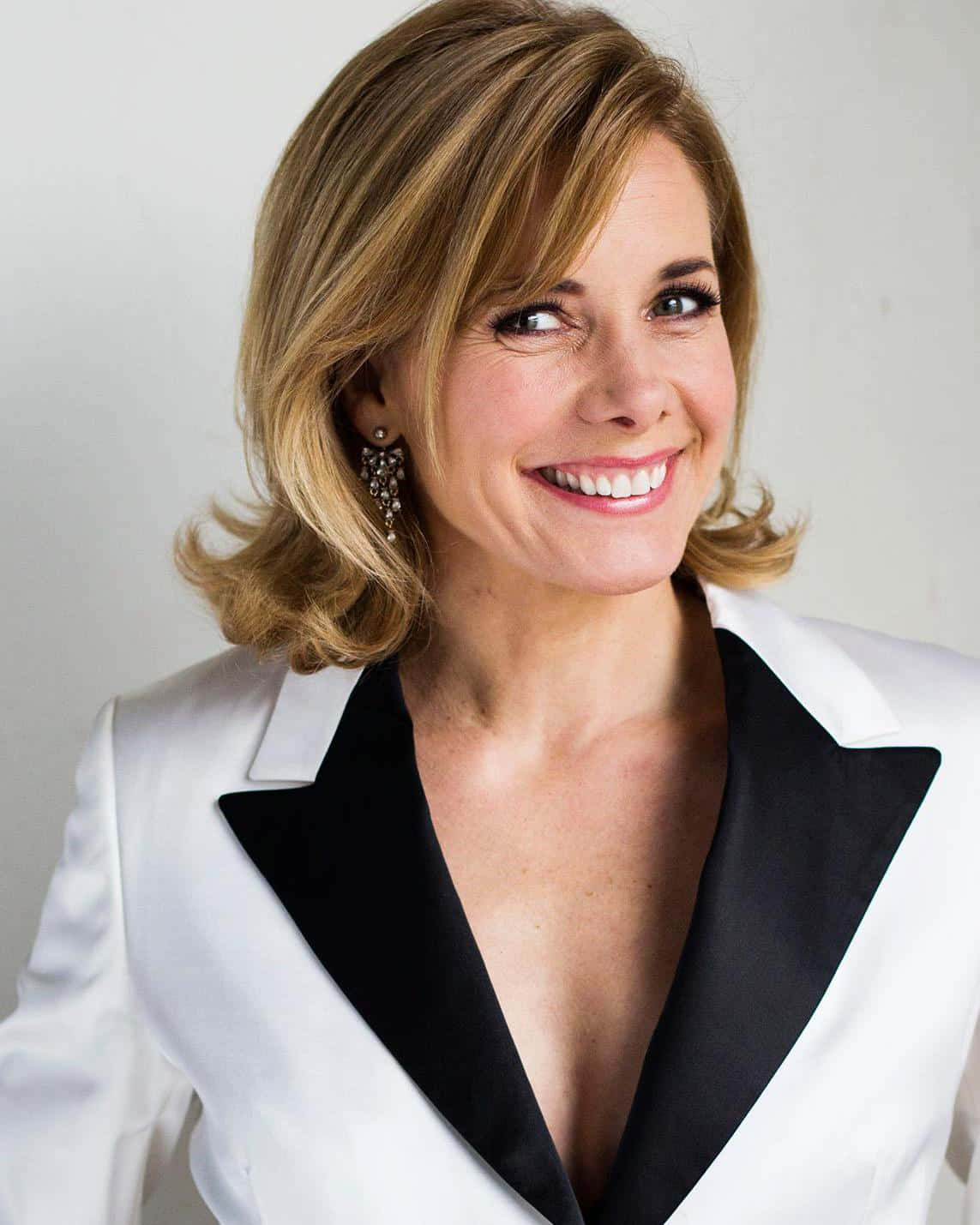Darcey Bussell, blonde hair, white blazer, HD Phone Wallpaper