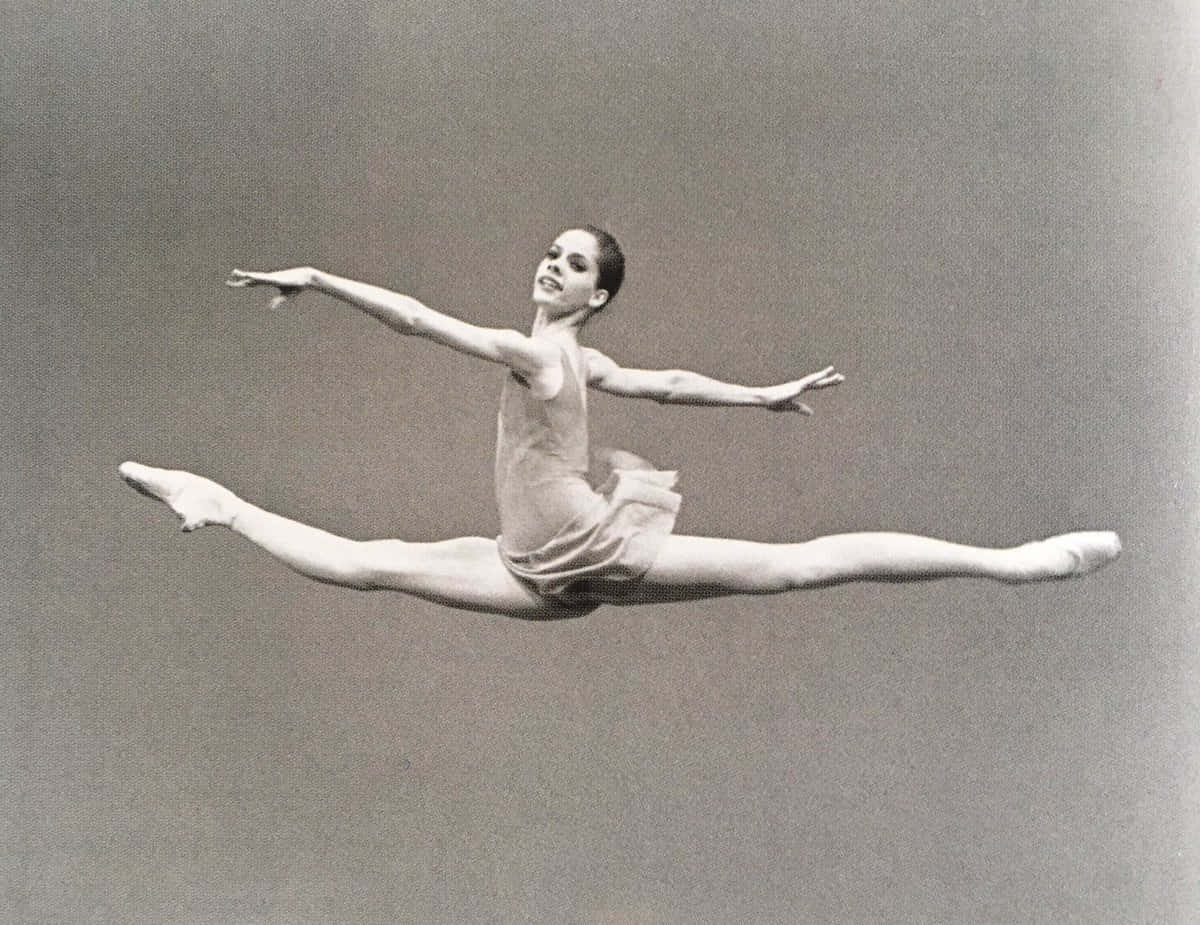 Darcey Bussell, ballet dancer, graceful split leap, SD Desktop Wallpaper