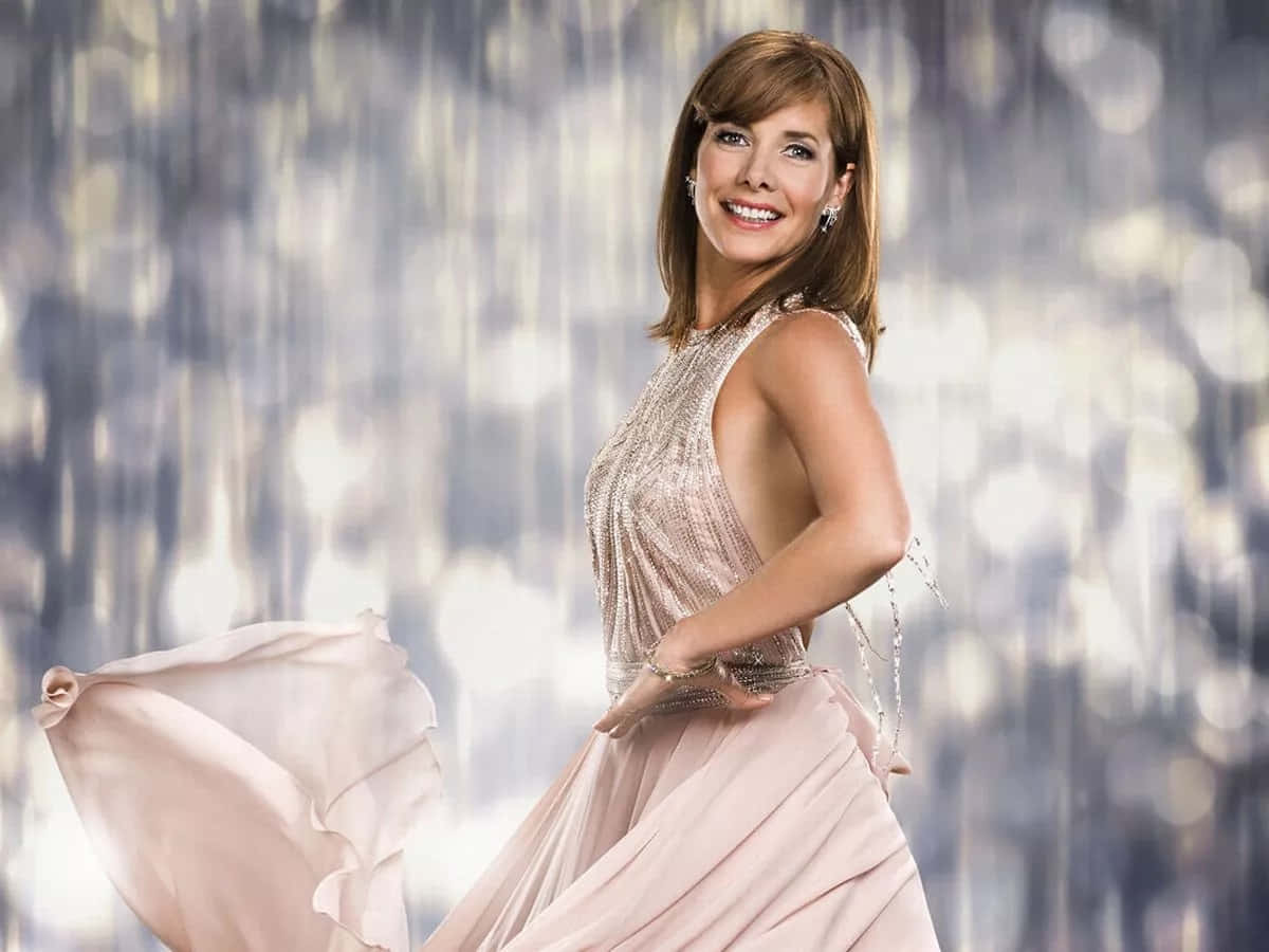 Darcey Bussell, shimmering pink gown, sparkling silver bokeh backdrop, SD Desktop Wallpaper