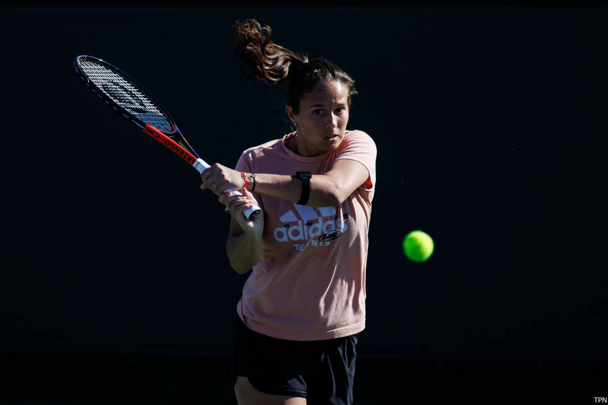 Daria Kasatkina, pink shirt, bright green ball, SD Desktop Wallpaper