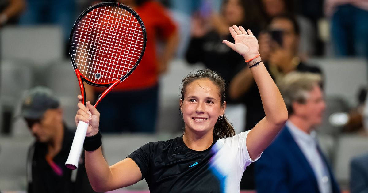 Daria Kasatkina, red and black racket, court, SD Desktop Wallpaper