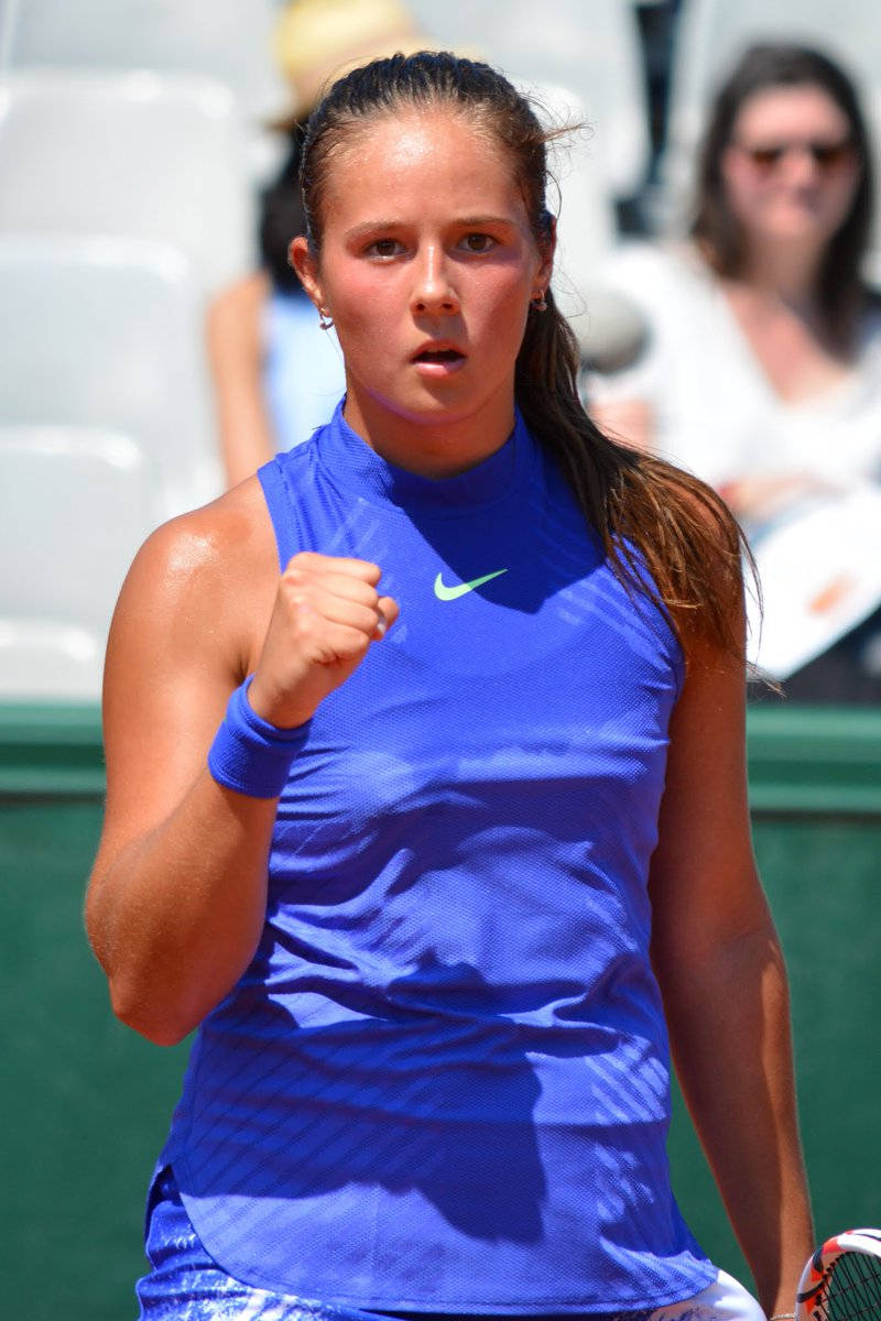 Daria Kasatkina, blue Nike top, sunlit clay court, SD Phone Wallpaper