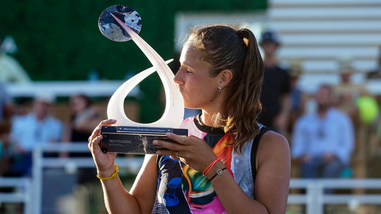 Daria Kasatkina, trophy, outdoor stadium, HD Desktop Wallpaper