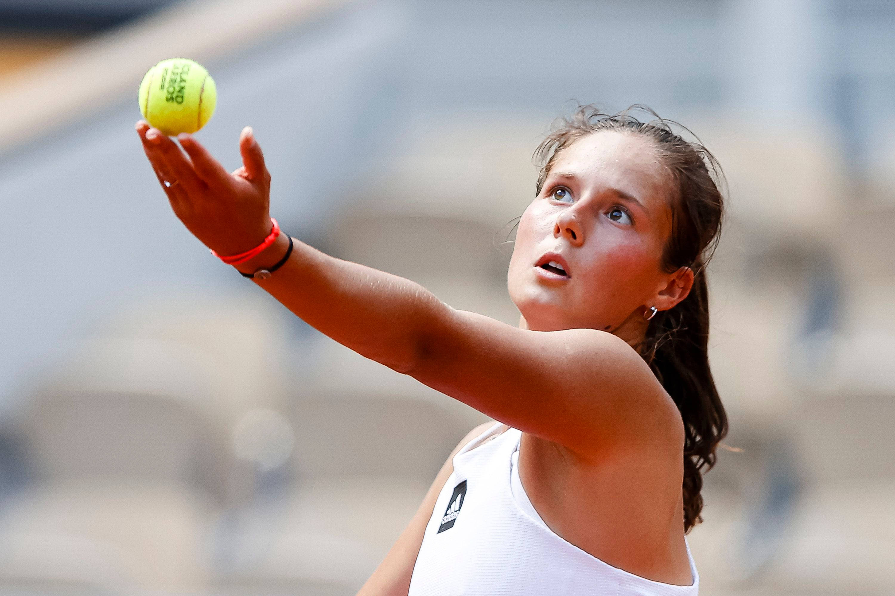 Daria Kasatkina, bright yellow ball, clay court, 2K Desktop Wallpaper
