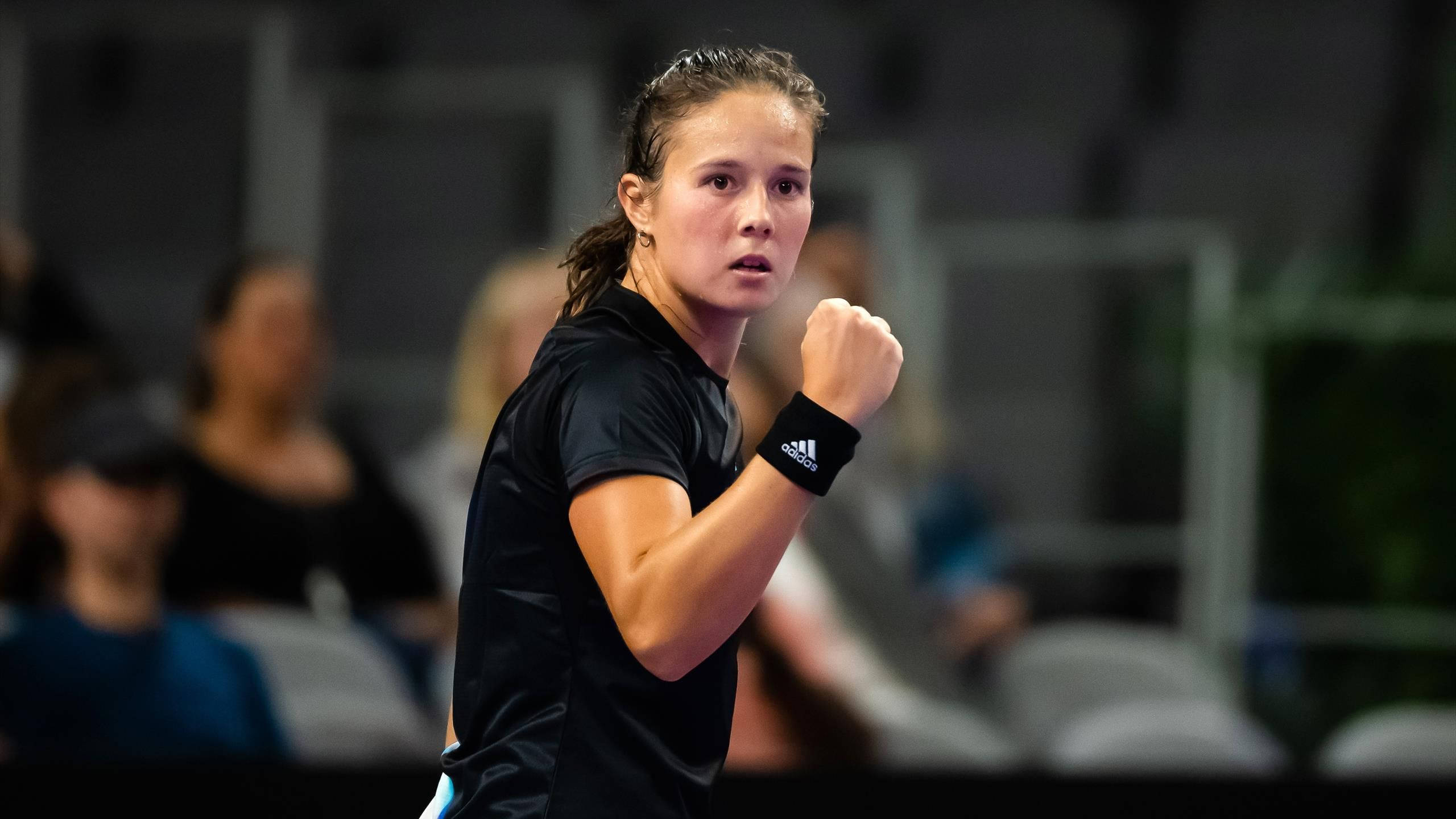 Daria Kasatkina, fist pump, black wristband, 2K Desktop Wallpaper